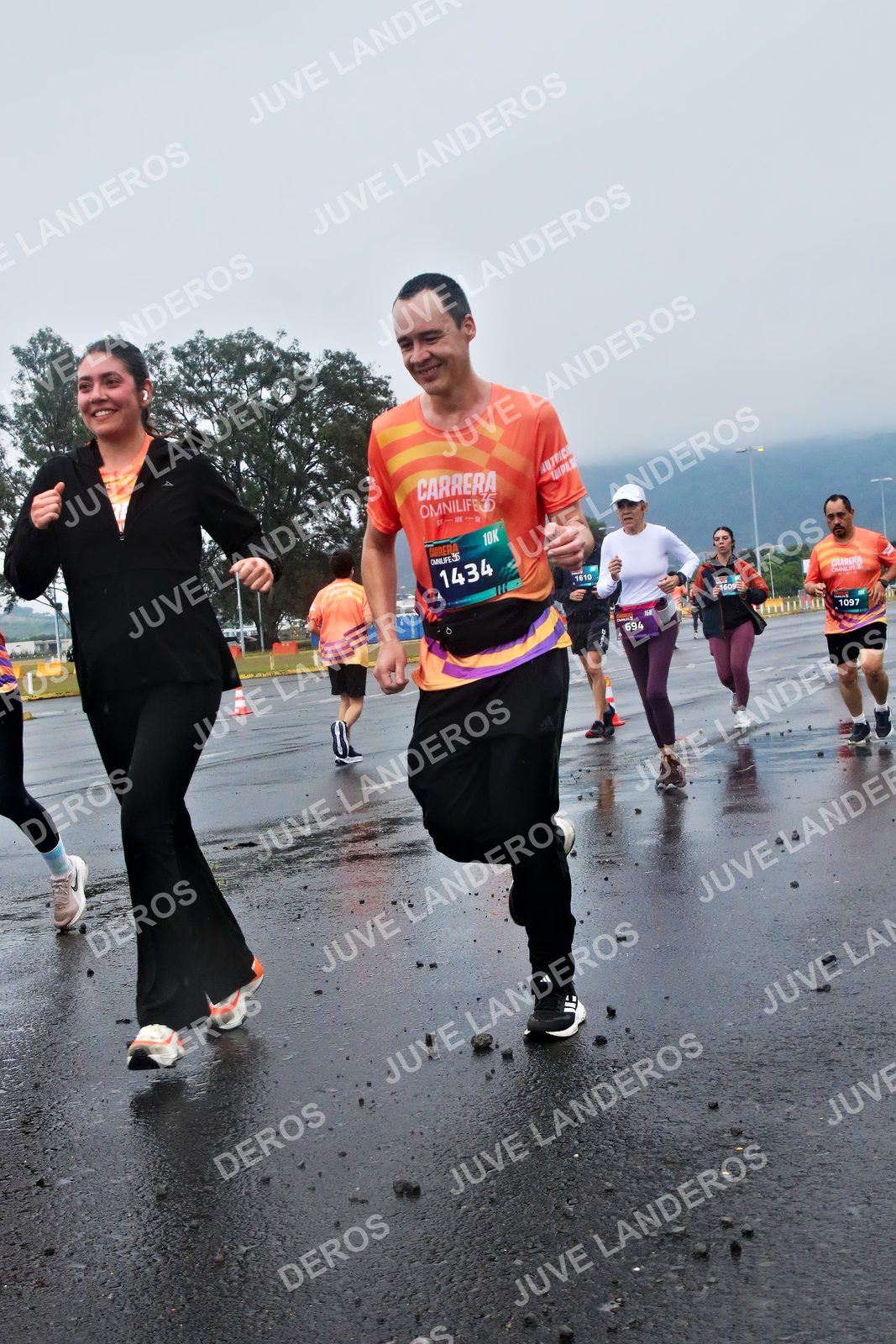 Foto de la CARRERA OMNILIFE GUADALAJARA en Estadio Akron, Zapopan a las 07:47 · dorsal 1434, 1610, 1609