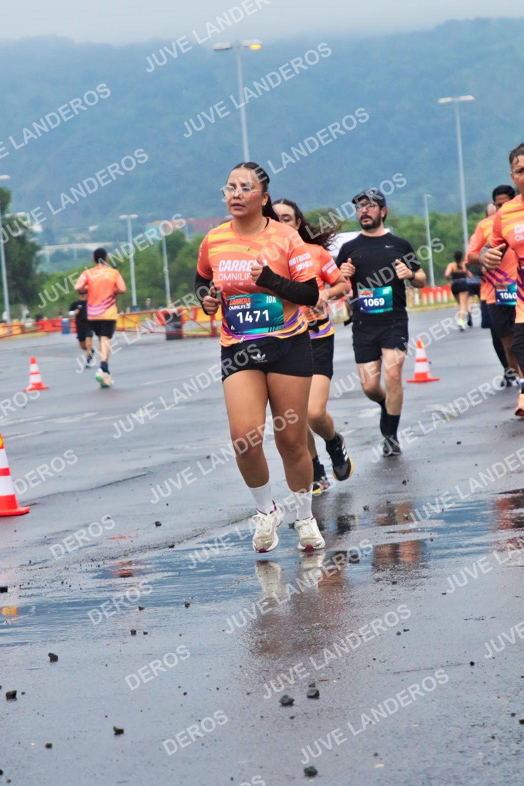 Foto de la CARRERA OMNILIFE GUADALAJARA en Estadio Akron, Zapopan a las 07:43 · dorsal 1471, 1069, 1040