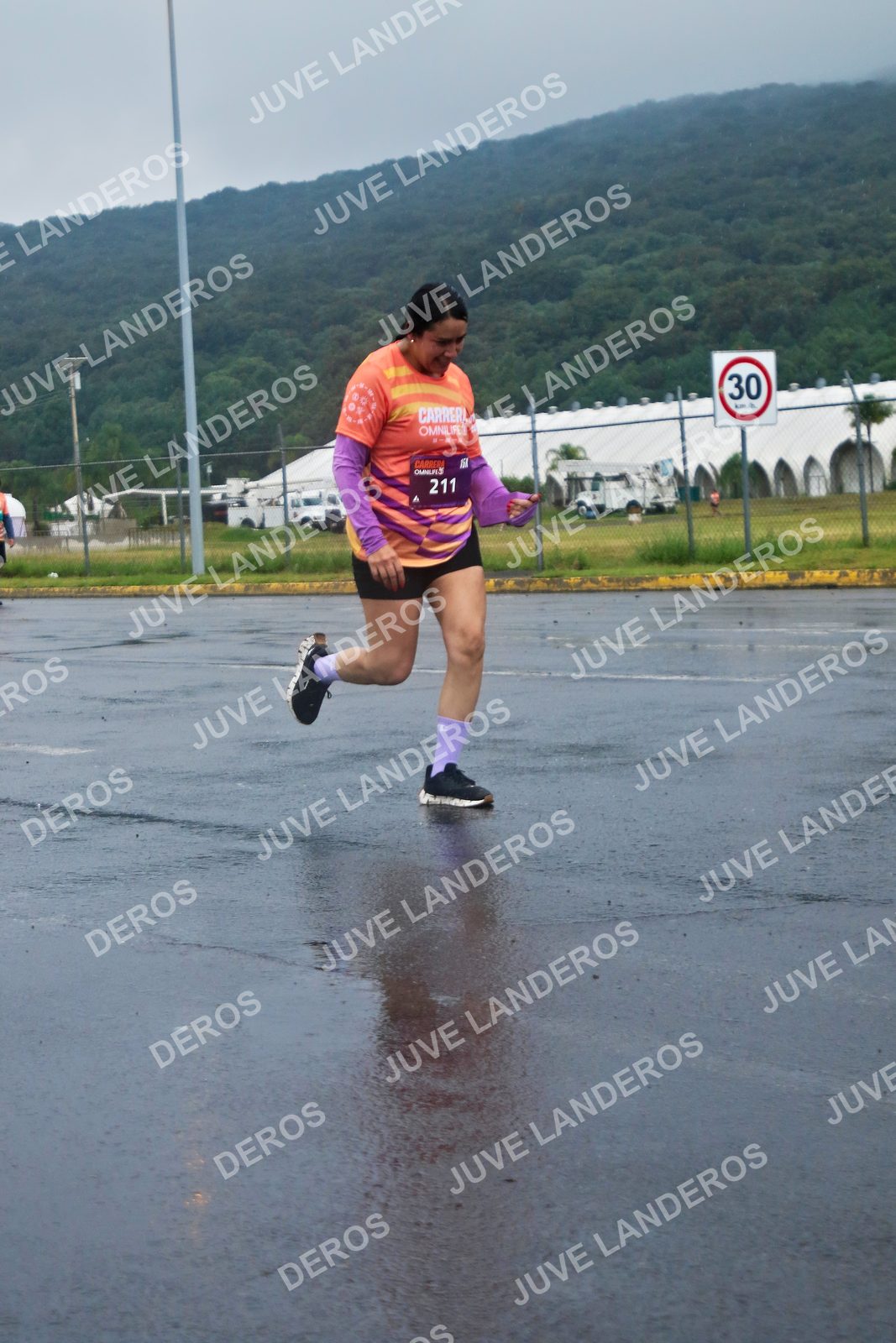 Foto de la CARRERA OMNILIFE GUADALAJARA en Estadio Akron, Zapopan a las 07:59 · dorsal 30, 211