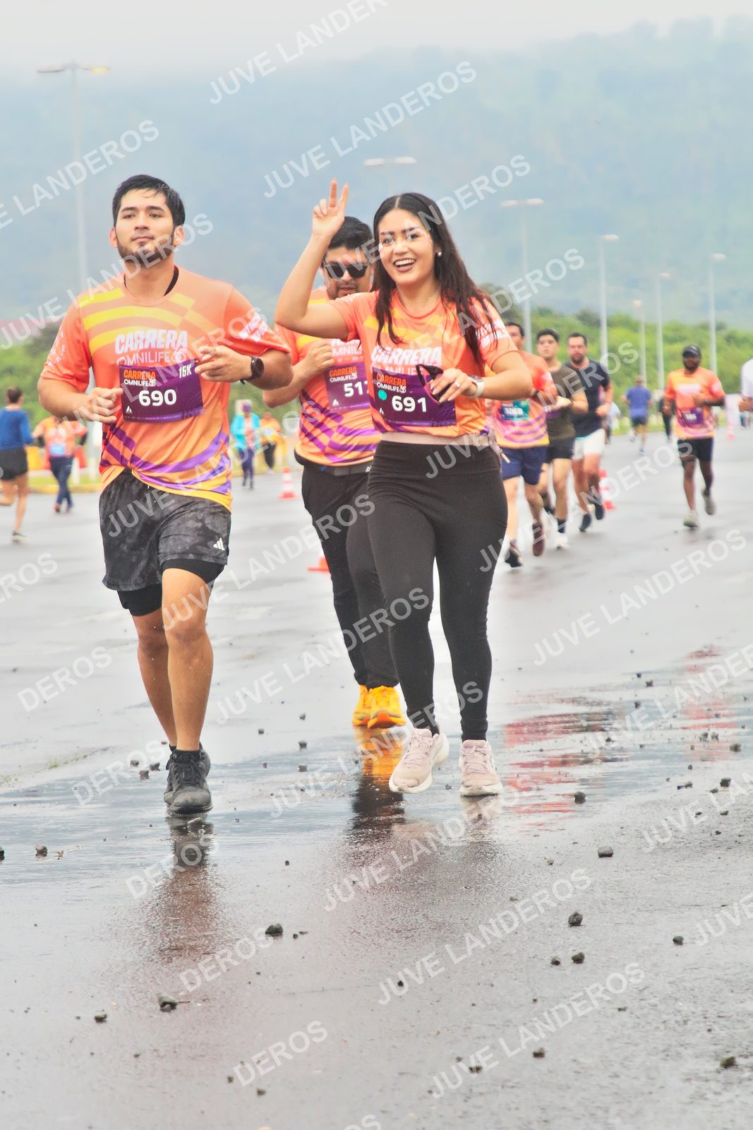 Foto de la CARRERA OMNILIFE GUADALAJARA en Estadio Akron, Zapopan a las 07:33 · dorsal 690, 691, 51