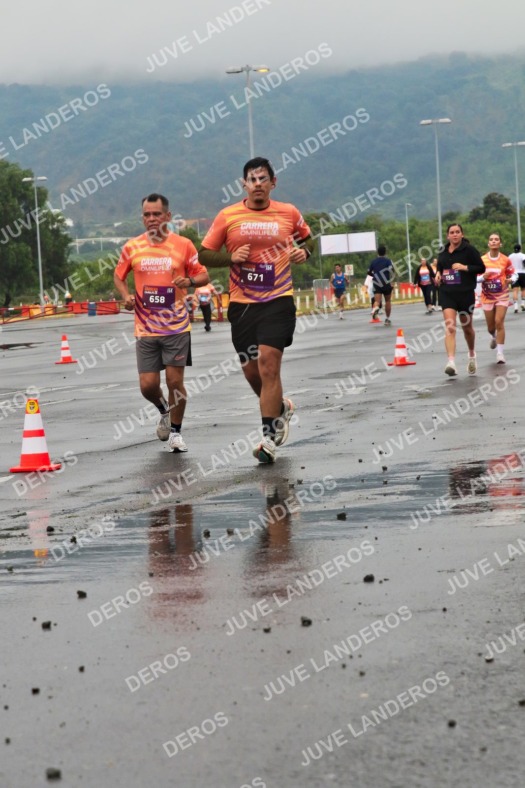 Foto de la CARRERA OMNILIFE GUADALAJARA en Estadio Akron, Zapopan a las 07:34 · dorsal 658, 671, 155, 122