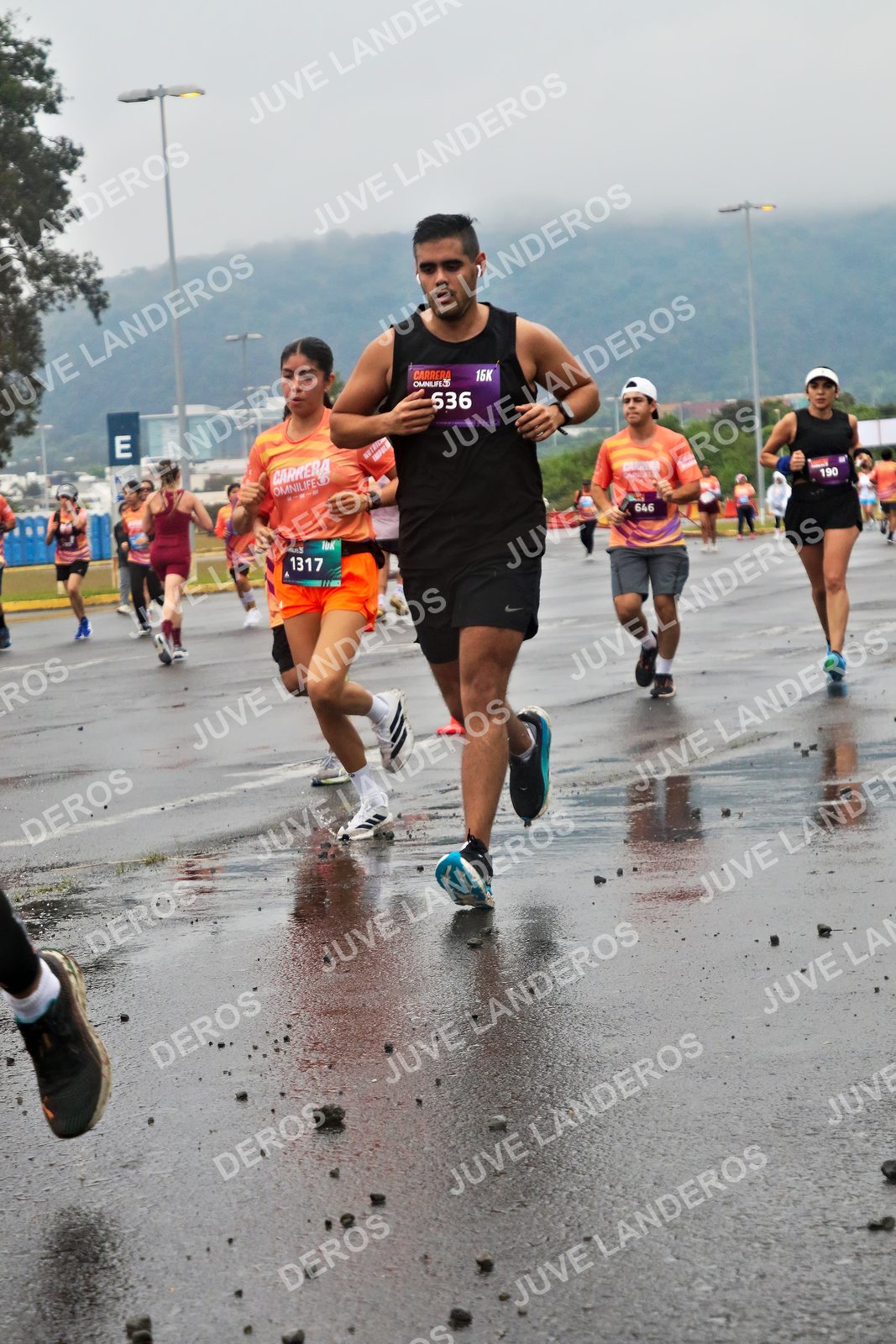 Foto de la CARRERA OMNILIFE GUADALAJARA en Estadio Akron, Zapopan a las 07:31 · dorsal 1317, 646, 190, 536