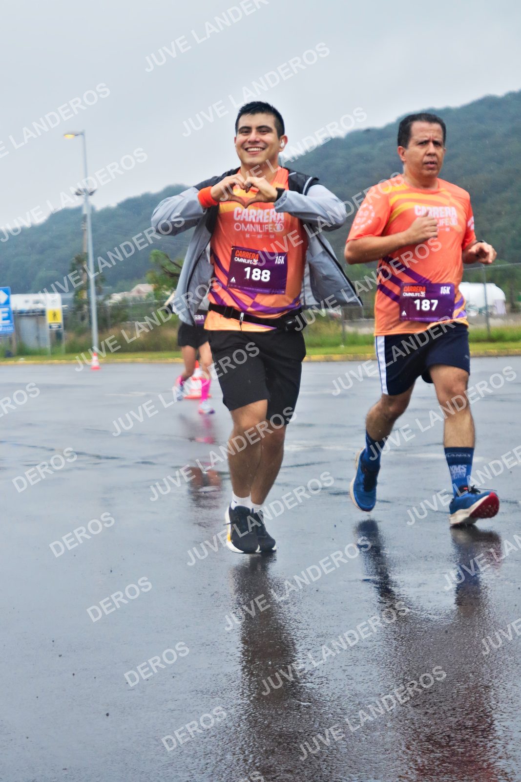 Foto de la CARRERA OMNILIFE GUADALAJARA en Estadio Akron, Zapopan a las 07:58 · dorsal 187, 188