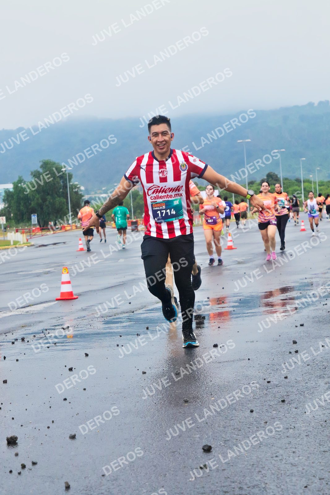 Foto de la CARRERA OMNILIFE GUADALAJARA en Estadio Akron, Zapopan a las 07:41 · dorsal 1714