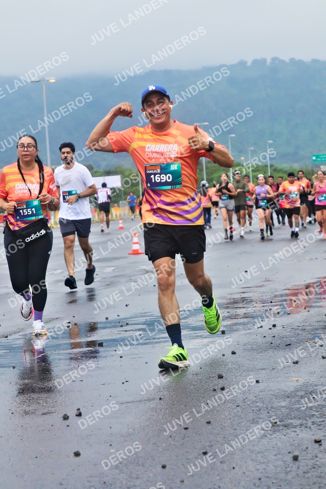 Foto de la CARRERA OMNILIFE GUADALAJARA en Estadio Akron, Zapopan a las 07:43 · dorsal 1690, 1551, 1306