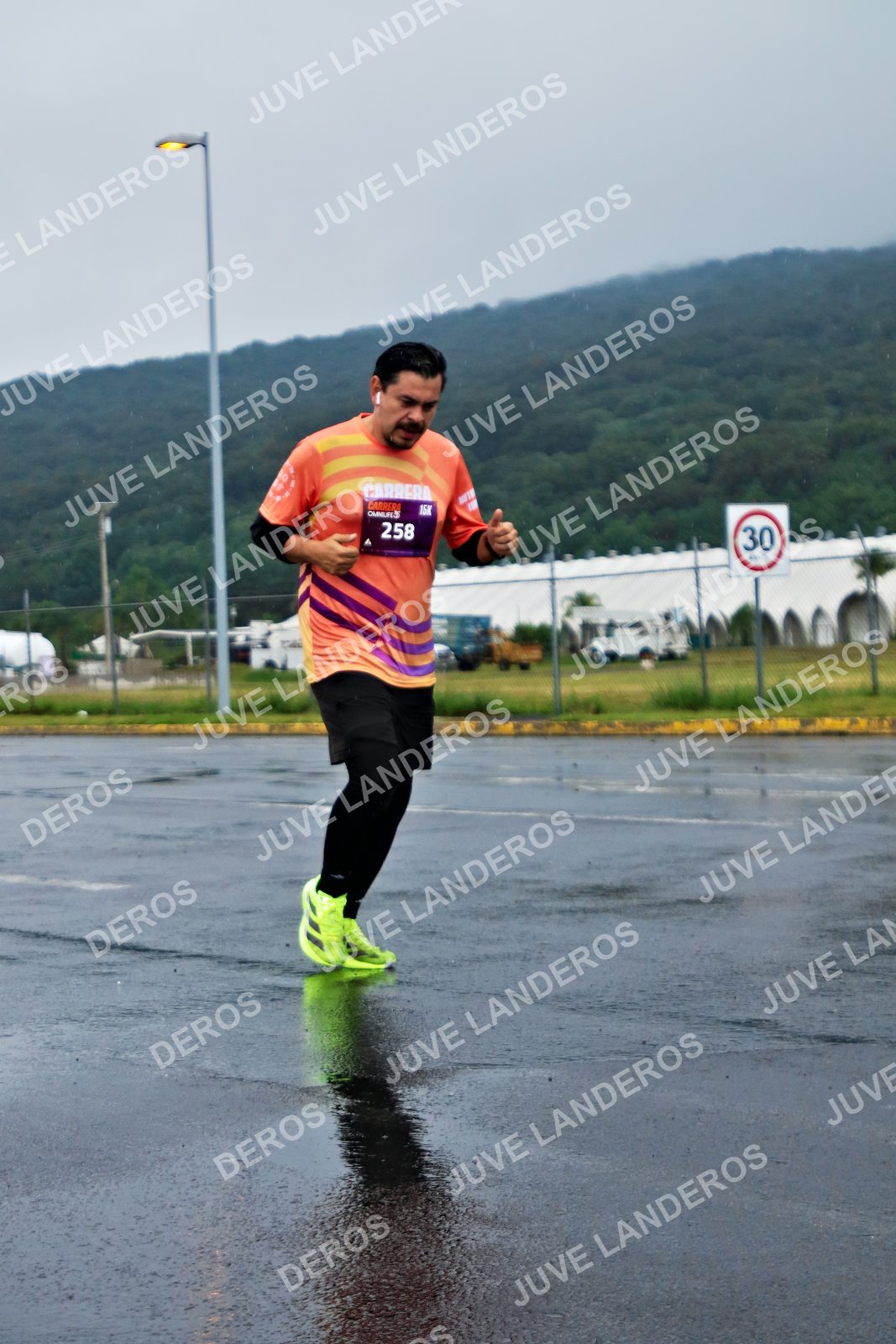 Foto de la CARRERA OMNILIFE GUADALAJARA en Estadio Akron, Zapopan a las 08:11 · dorsal 30, 258