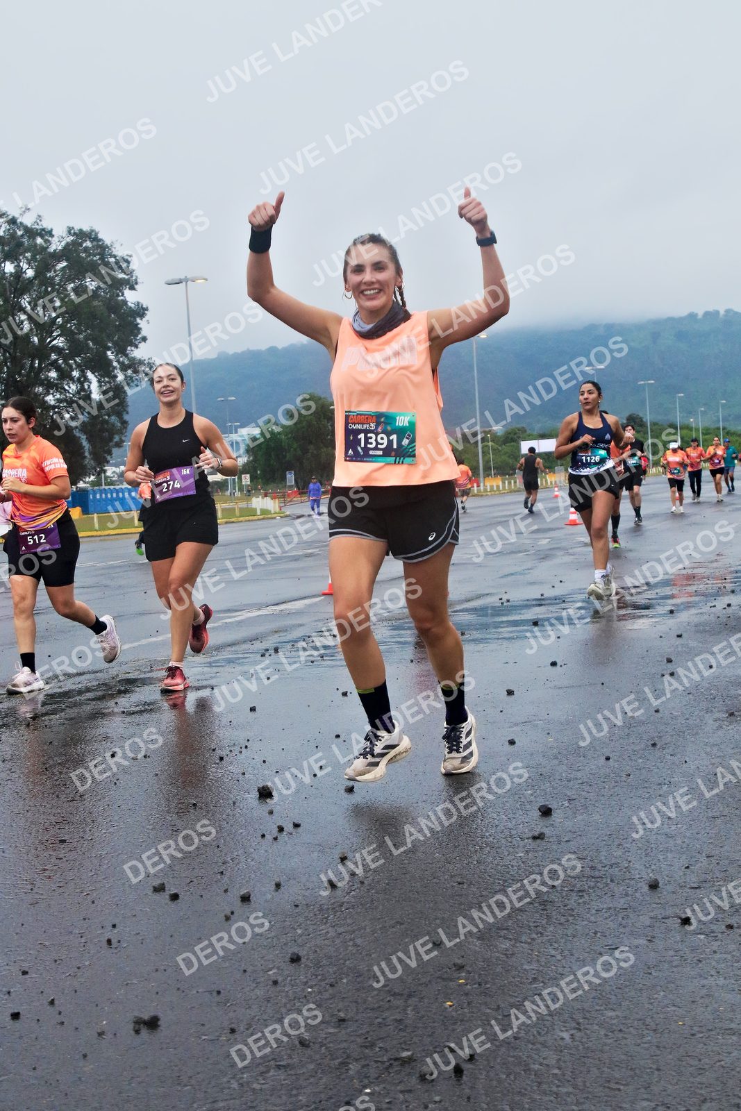 Foto de la CARRERA OMNILIFE GUADALAJARA en Estadio Akron, Zapopan a las 07:40 · dorsal 1391, 512, 274, 1126