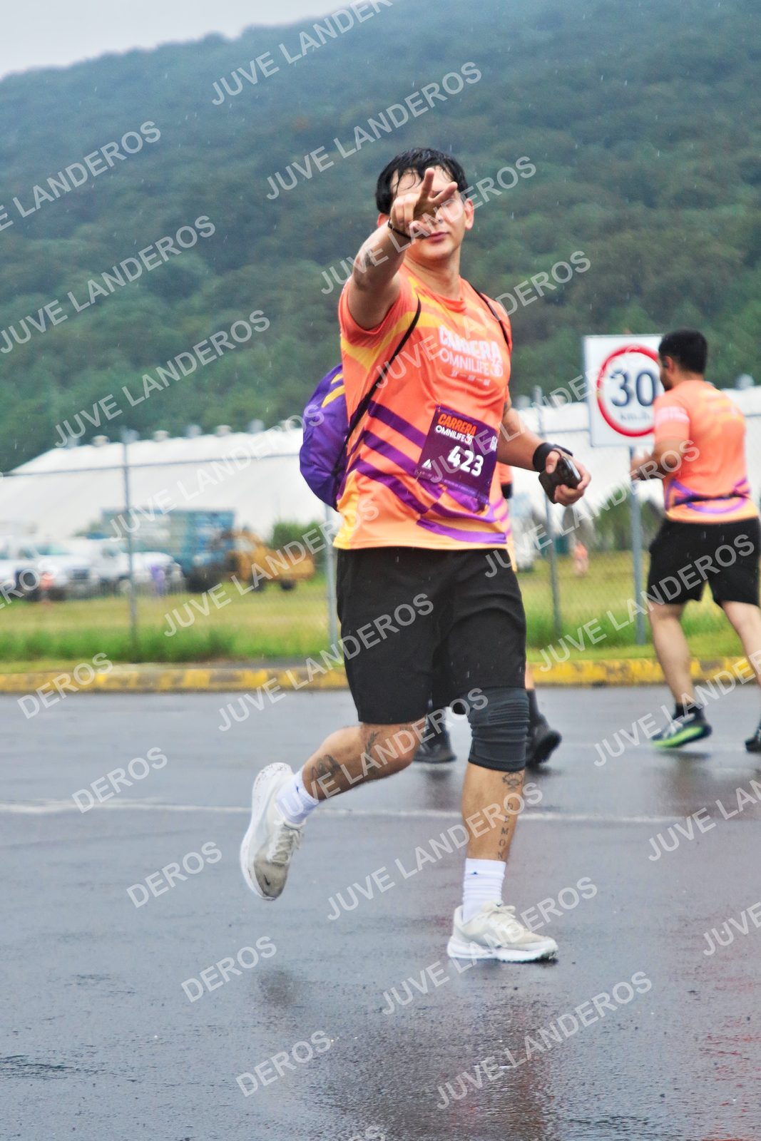 Foto de la CARRERA OMNILIFE GUADALAJARA en Estadio Akron, Zapopan a las 07:54 · dorsal 30, 423