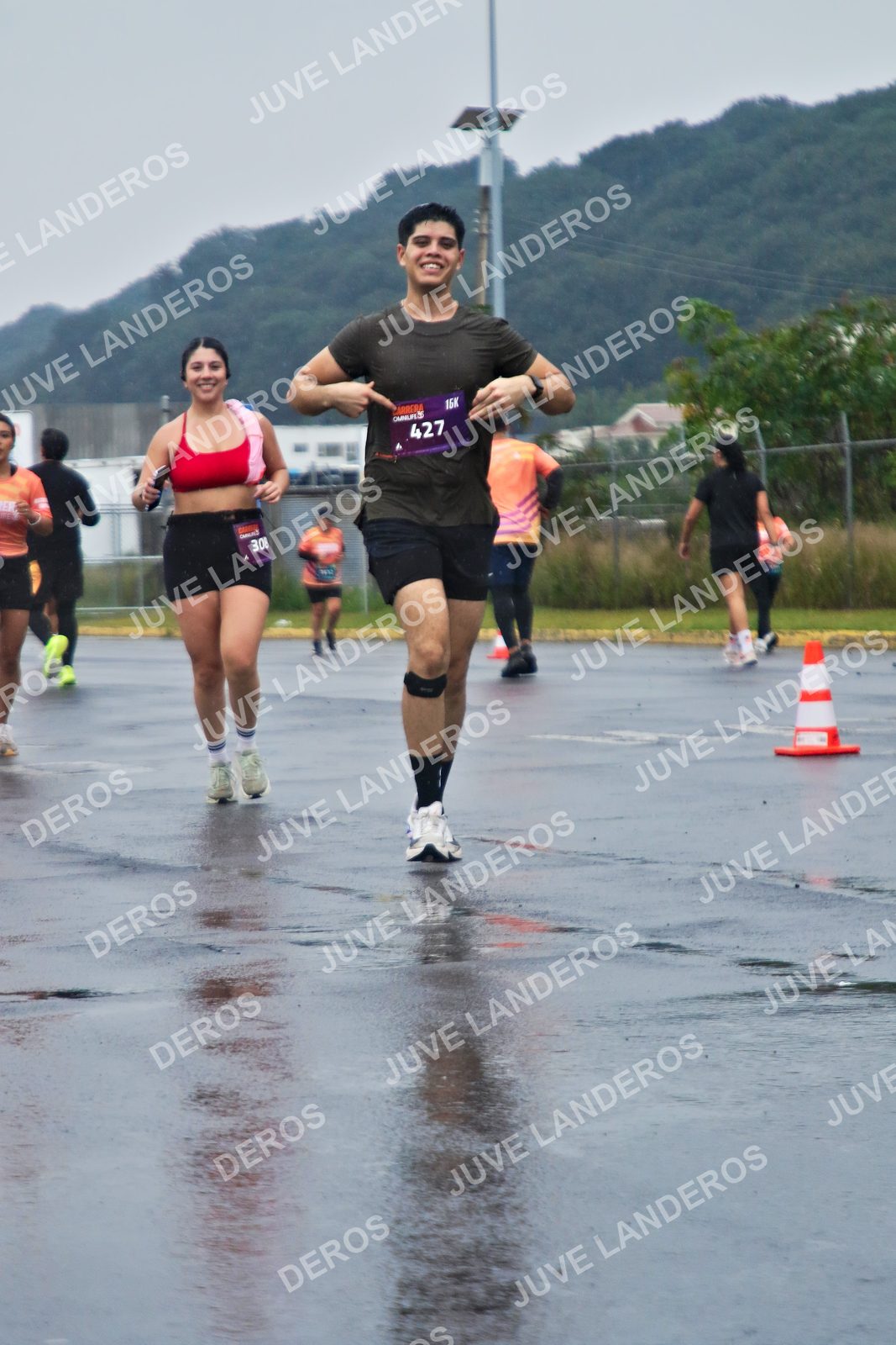 Foto de la CARRERA OMNILIFE GUADALAJARA en Estadio Akron, Zapopan a las 07:58 · dorsal 427, 308