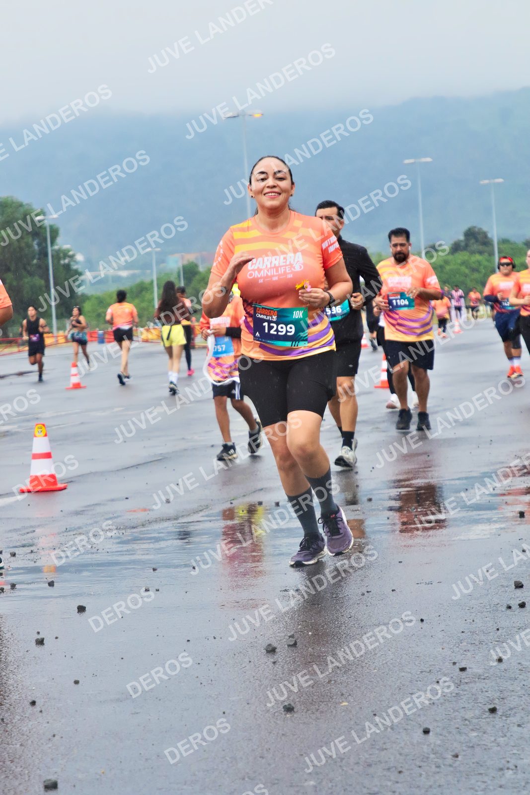 Foto de la CARRERA OMNILIFE GUADALAJARA en Estadio Akron, Zapopan a las 07:49 · dorsal 1299, 1104, 536, 757