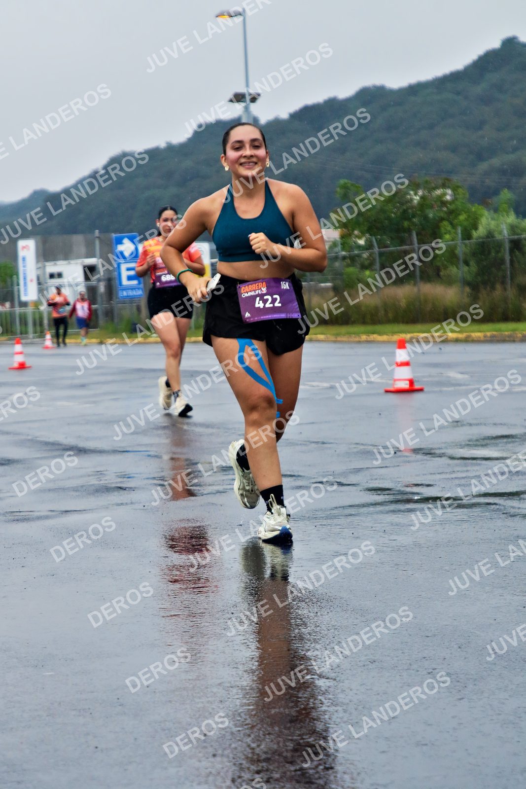 Foto de la CARRERA OMNILIFE GUADALAJARA en Estadio Akron, Zapopan a las 08:06 · dorsal 422, 686