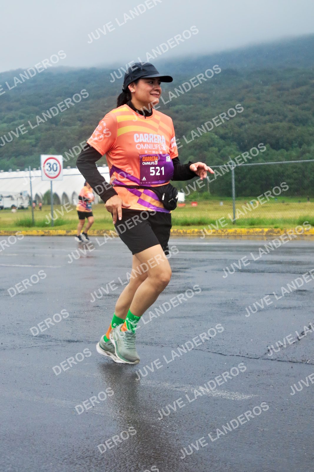 Foto de la CARRERA OMNILIFE GUADALAJARA en Estadio Akron, Zapopan a las 07:58 · dorsal 30, 521