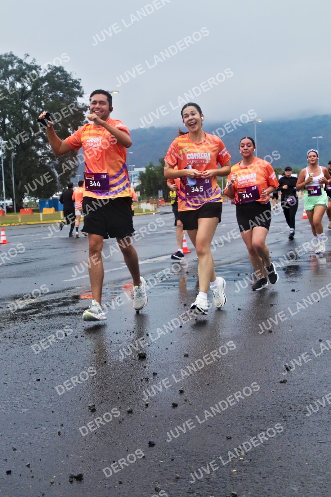 Foto de la CARRERA OMNILIFE GUADALAJARA en Estadio Akron, Zapopan a las 07:36 · dorsal 344, 345, 341, 398