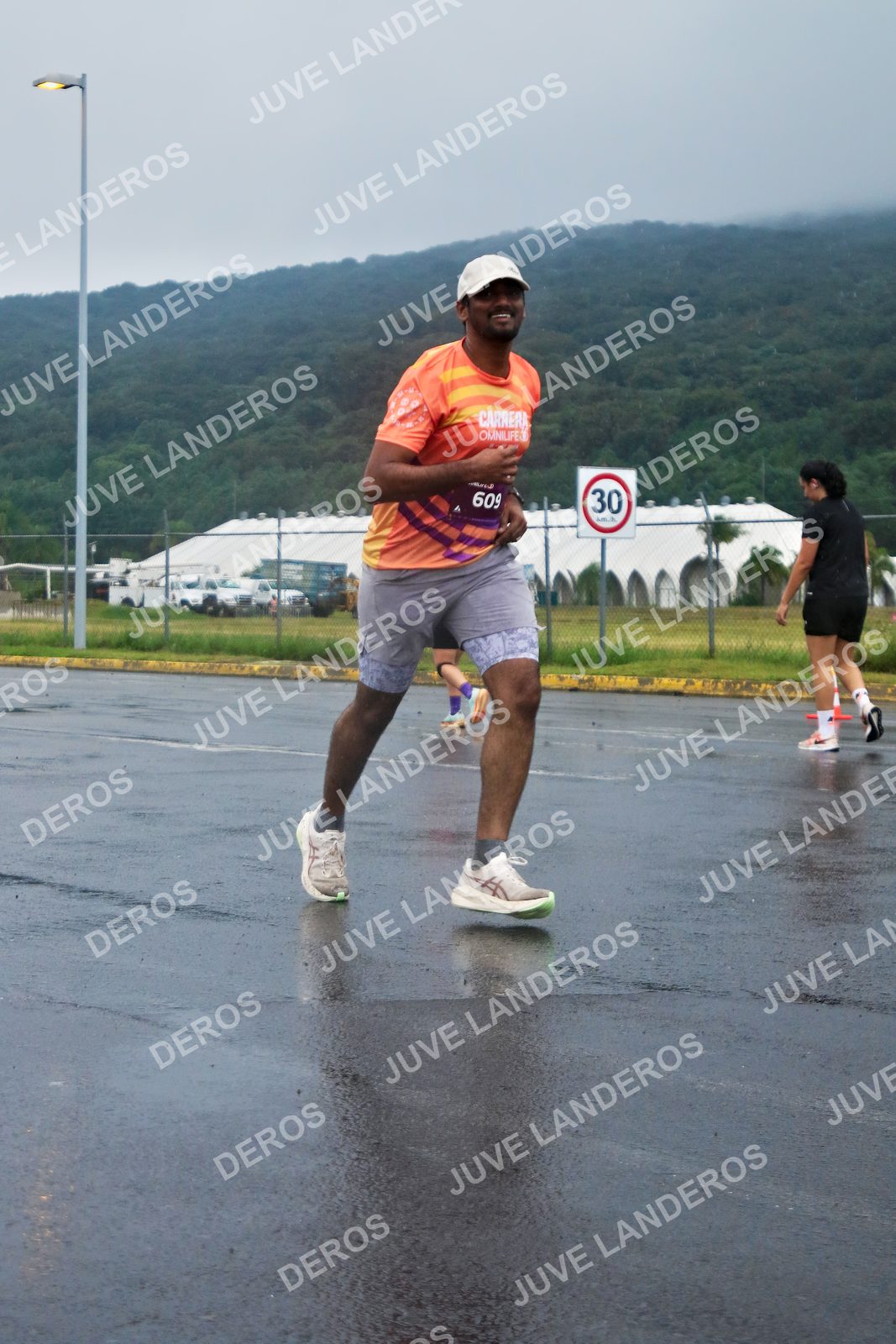 Foto de la CARRERA OMNILIFE GUADALAJARA en Estadio Akron, Zapopan a las 07:57 · dorsal 30, 609