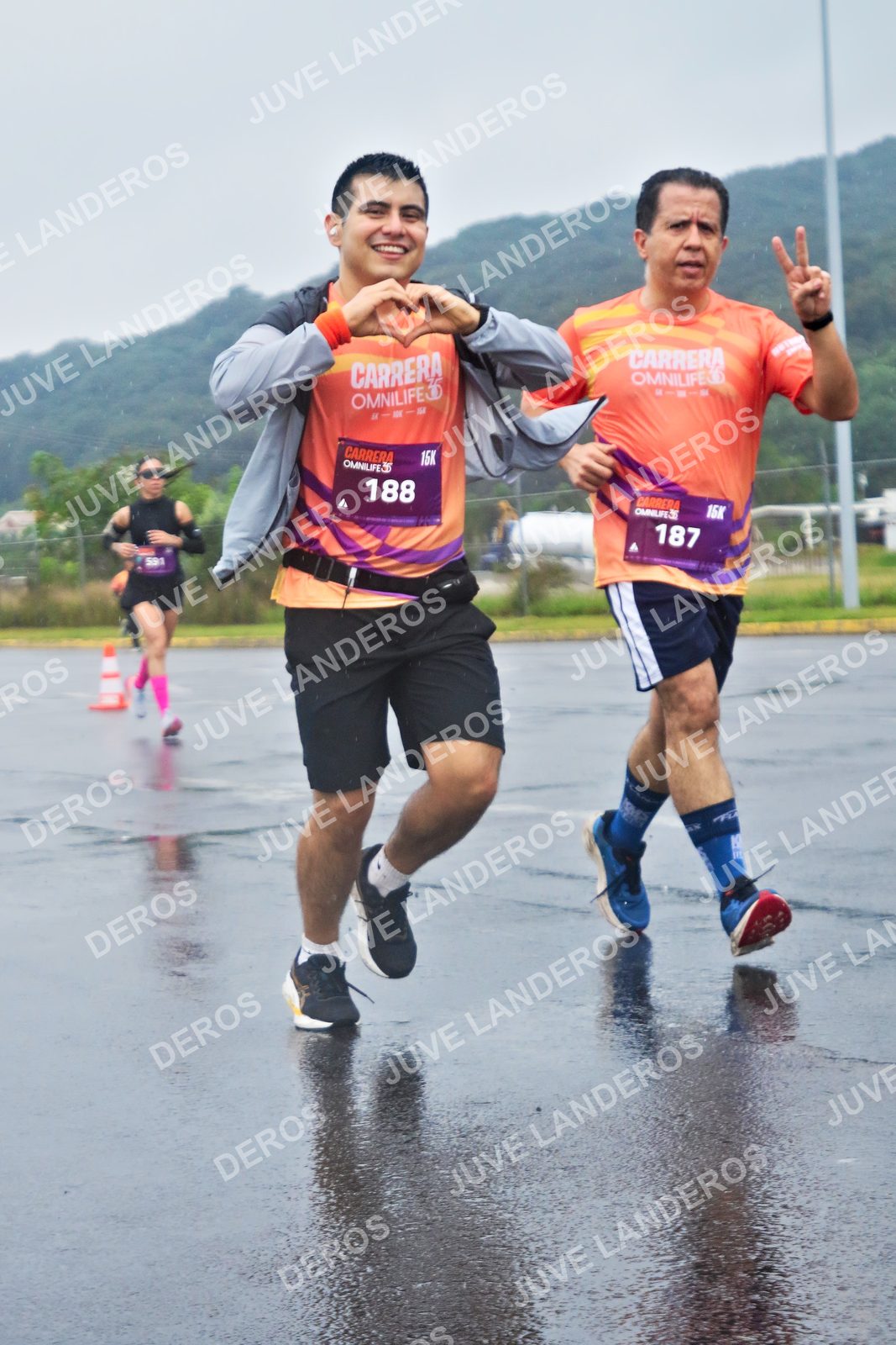 Foto de la CARRERA OMNILIFE GUADALAJARA en Estadio Akron, Zapopan a las 07:58 · dorsal 188, 187, 591