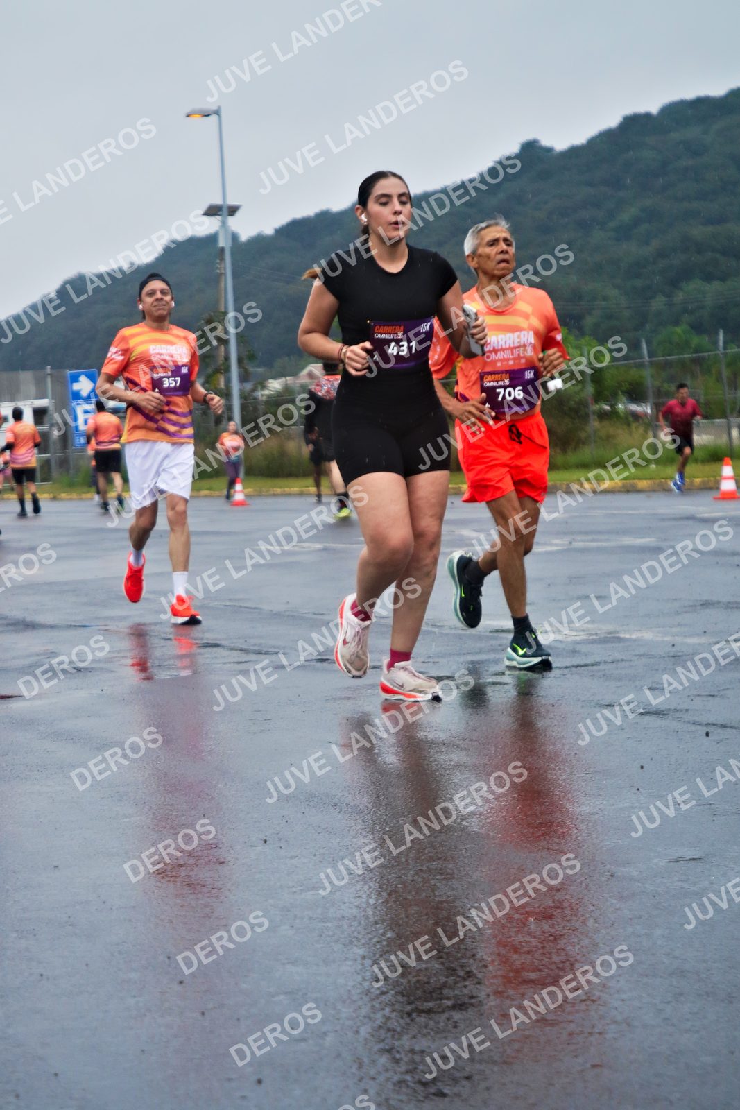 Foto de la CARRERA OMNILIFE GUADALAJARA en Estadio Akron, Zapopan a las 07:54 · dorsal 706, 431, 357