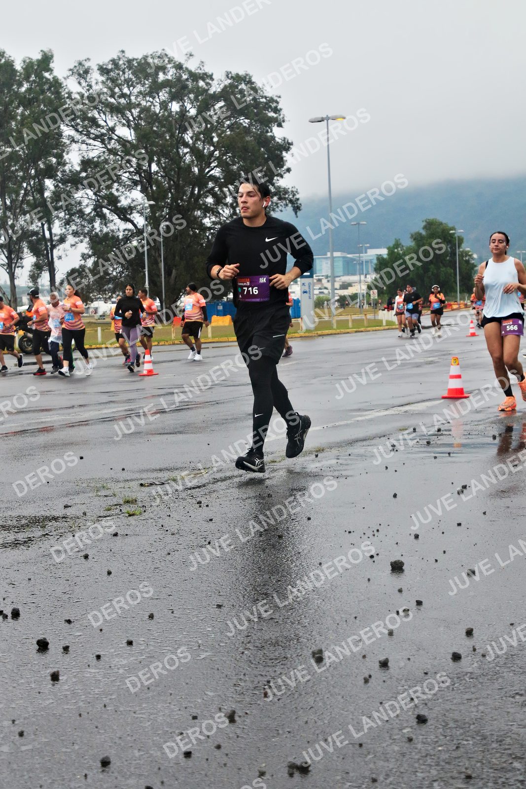 Foto de la CARRERA OMNILIFE GUADALAJARA en Estadio Akron, Zapopan a las 07:26 · dorsal 566, 716