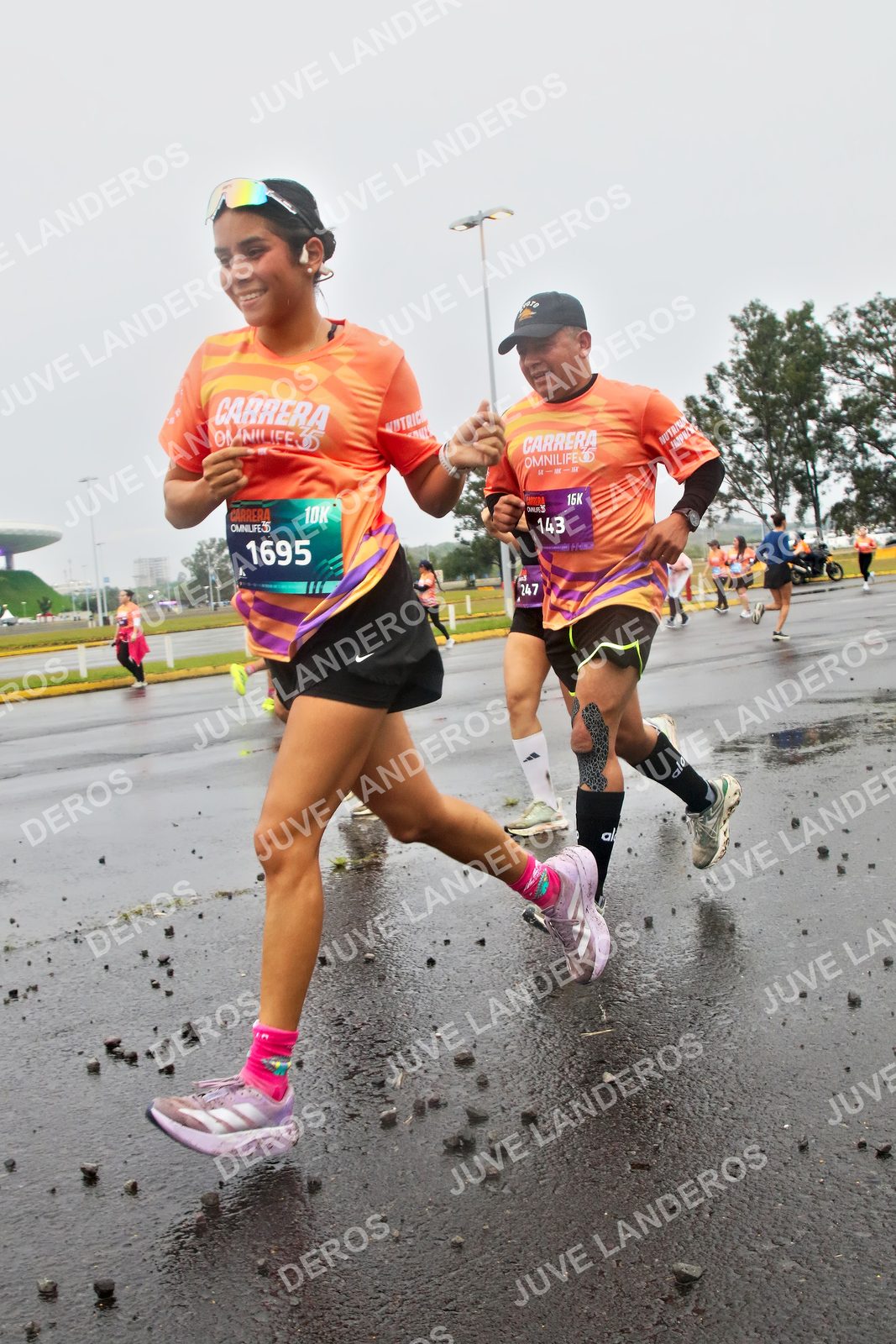Foto de la CARRERA OMNILIFE GUADALAJARA en Estadio Akron, Zapopan a las 07:32 · dorsal 1695, 143, 247