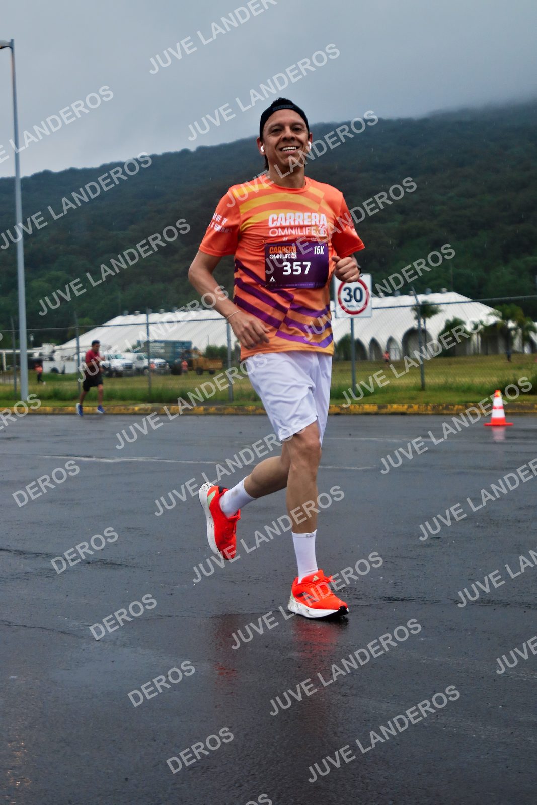 Foto de la CARRERA OMNILIFE GUADALAJARA en Estadio Akron, Zapopan a las 07:54 · dorsal 30, 357