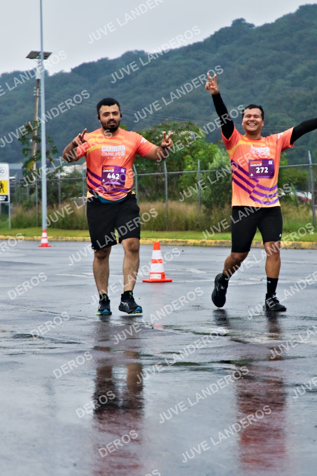 Foto de la CARRERA OMNILIFE GUADALAJARA en Estadio Akron, Zapopan a las 08:10 · dorsal 272, 442, 160