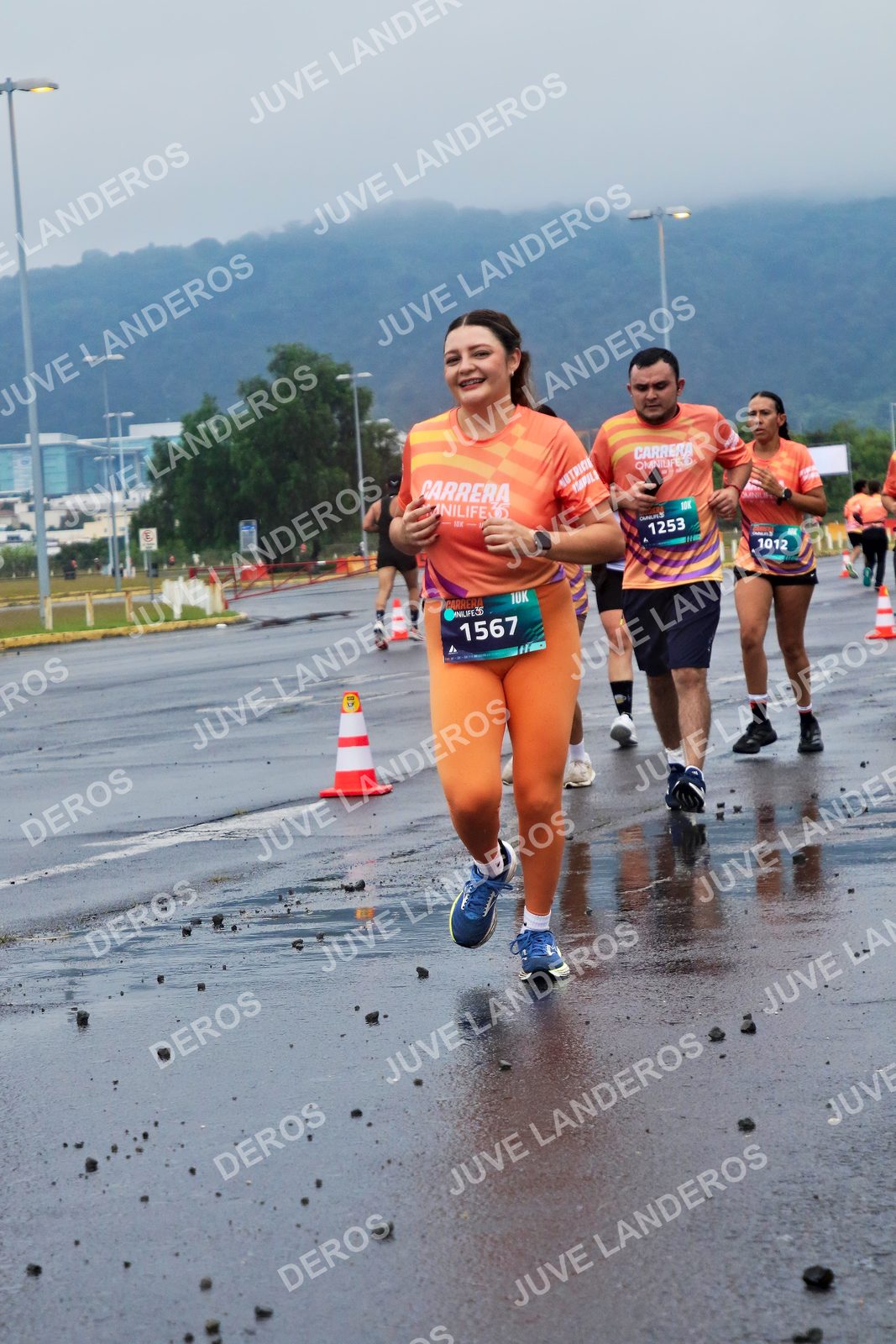 Foto de la CARRERA OMNILIFE GUADALAJARA en Estadio Akron, Zapopan a las 07:43 · dorsal 1567, 1253, 1012