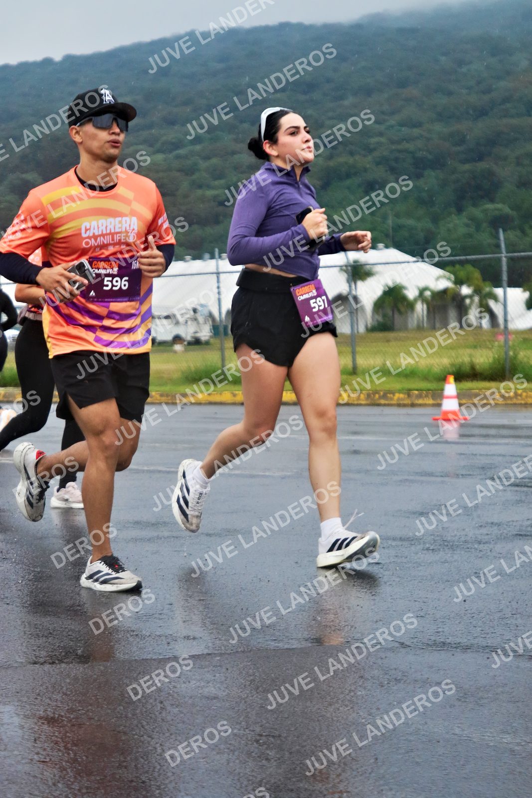 Foto de la CARRERA OMNILIFE GUADALAJARA en Estadio Akron, Zapopan a las 07:55 · dorsal 596, 597