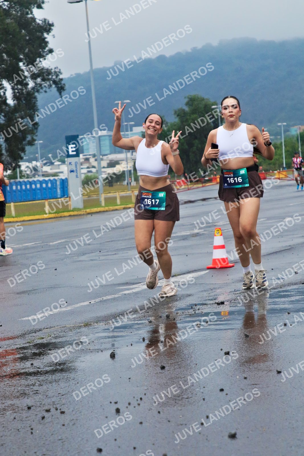 Foto de la CARRERA OMNILIFE GUADALAJARA en Estadio Akron, Zapopan a las 07:43 · dorsal 1617, 1616