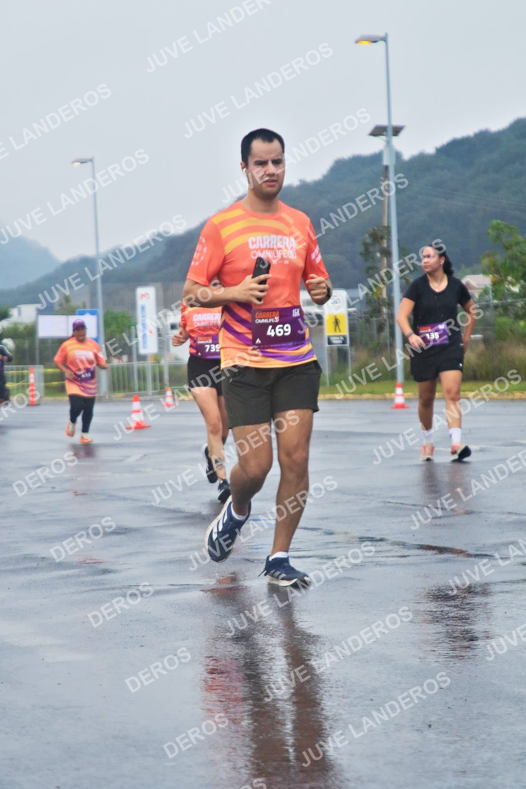 Foto de la CARRERA OMNILIFE GUADALAJARA en Estadio Akron, Zapopan a las 08:01 · dorsal 469, 135, 739
