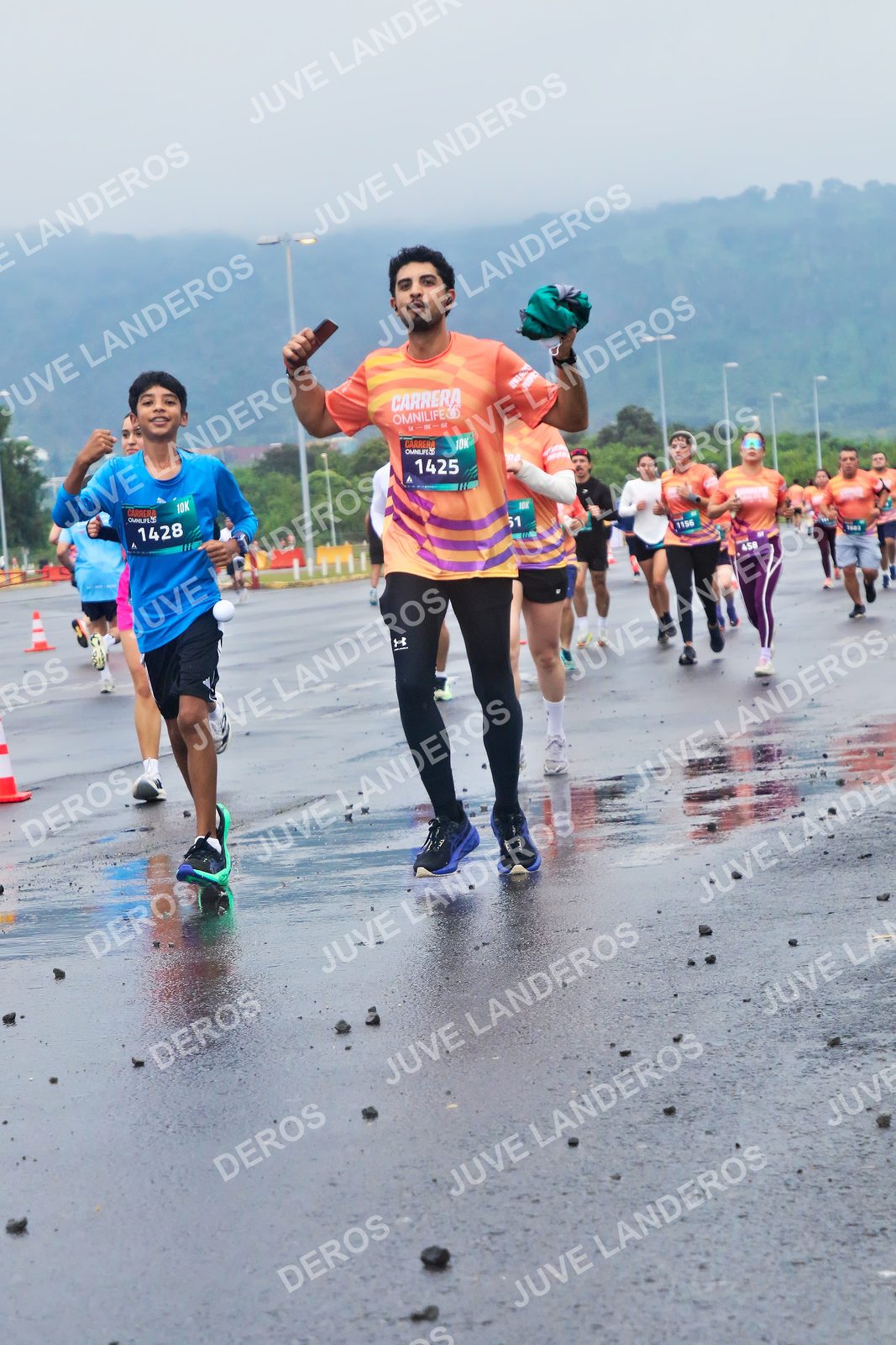Foto de la CARRERA OMNILIFE GUADALAJARA en Estadio Akron, Zapopan a las 07:42 · dorsal 1425, 1428, 51, 1156