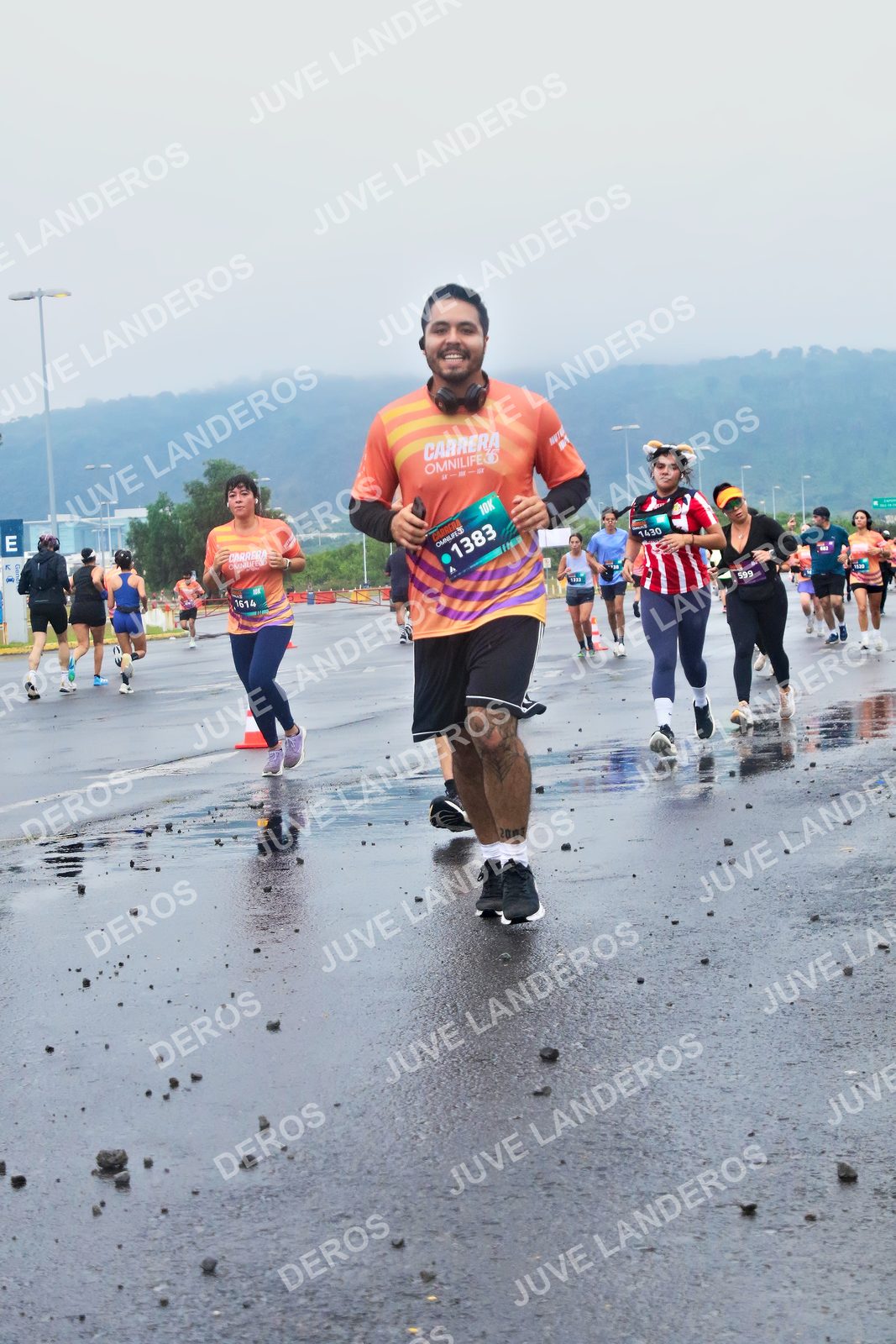 Foto de la CARRERA OMNILIFE GUADALAJARA en Estadio Akron, Zapopan a las 07:42 · dorsal 1383, 599, 1430, 1614
