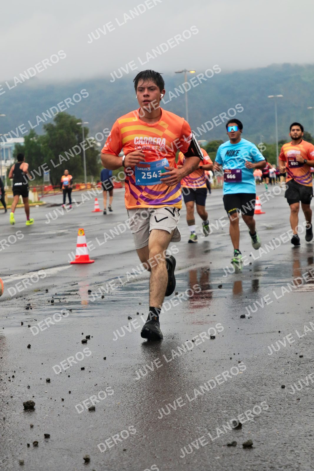 Foto de la CARRERA OMNILIFE GUADALAJARA en Estadio Akron, Zapopan a las 07:32 · dorsal 666, 690, 2543