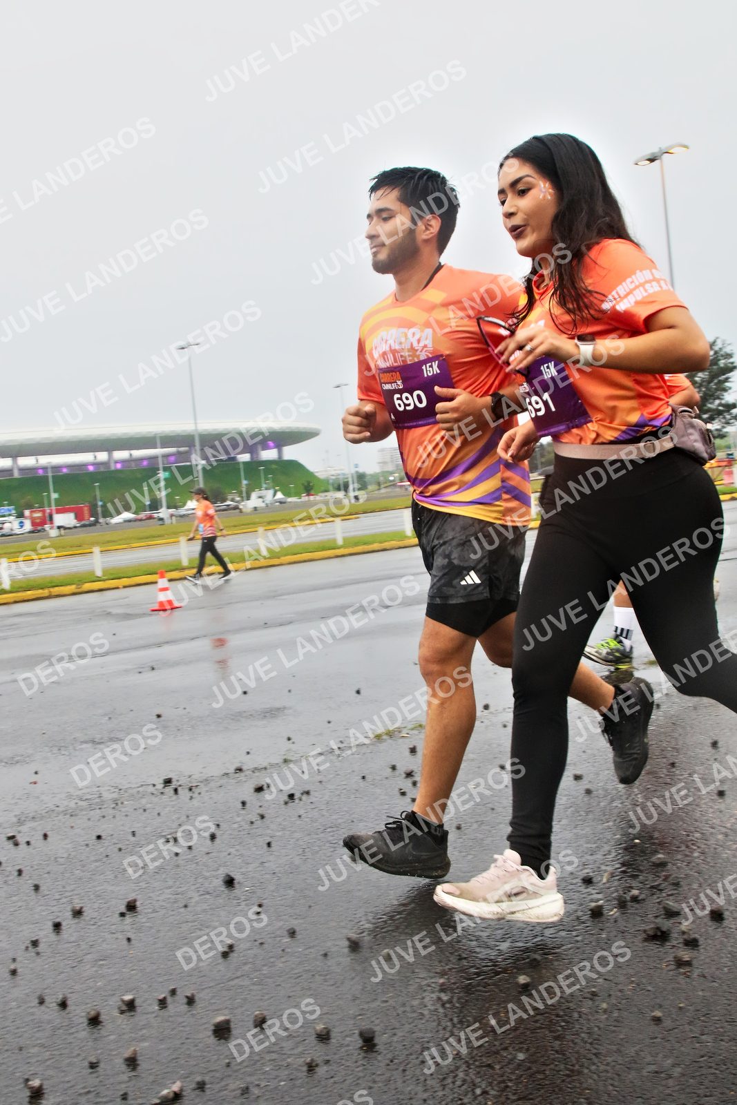 Foto de la CARRERA OMNILIFE GUADALAJARA en Estadio Akron, Zapopan a las 07:33 · dorsal 690, 691
