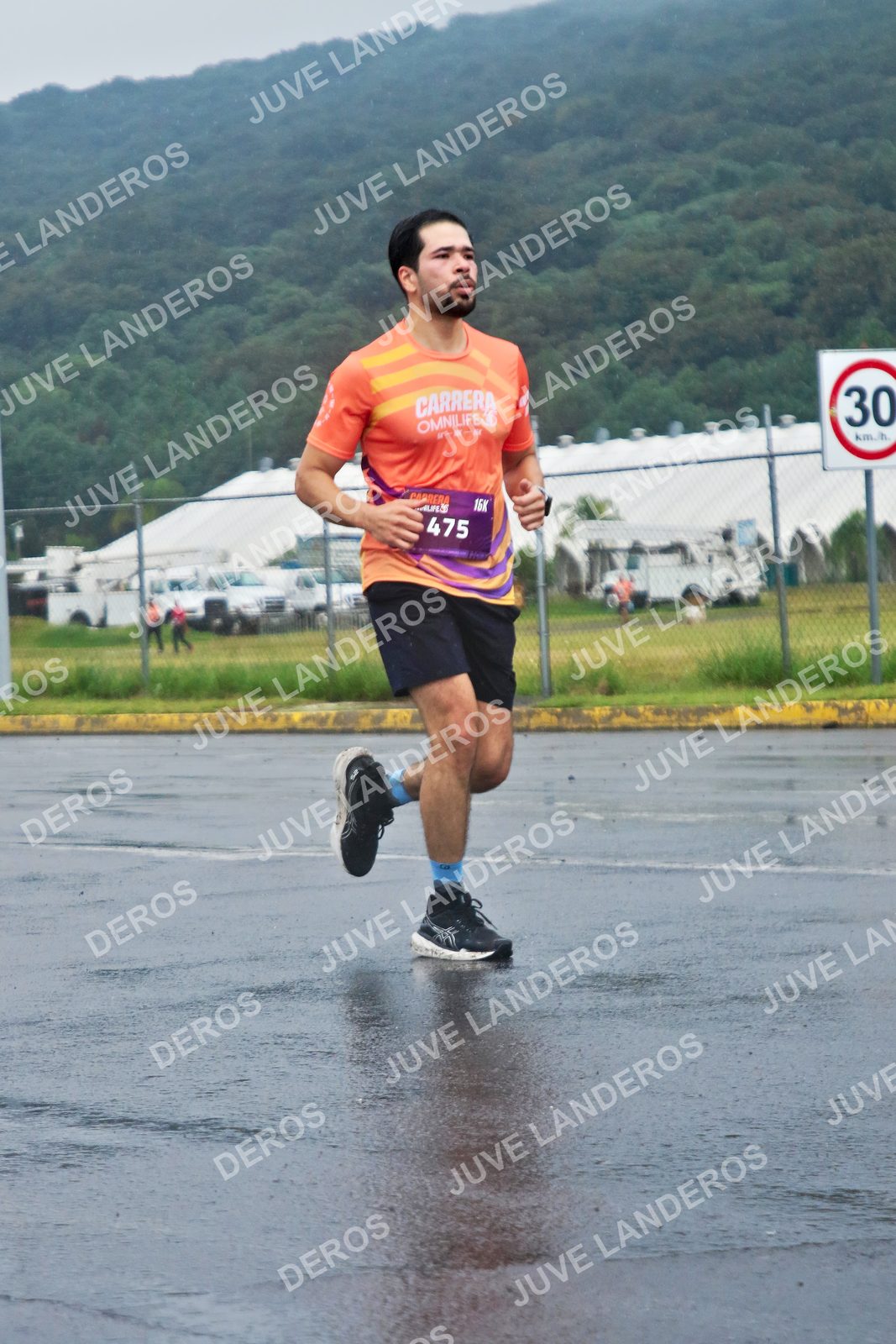 Foto de la CARRERA OMNILIFE GUADALAJARA en Estadio Akron, Zapopan a las 08:01 · dorsal 30, 475