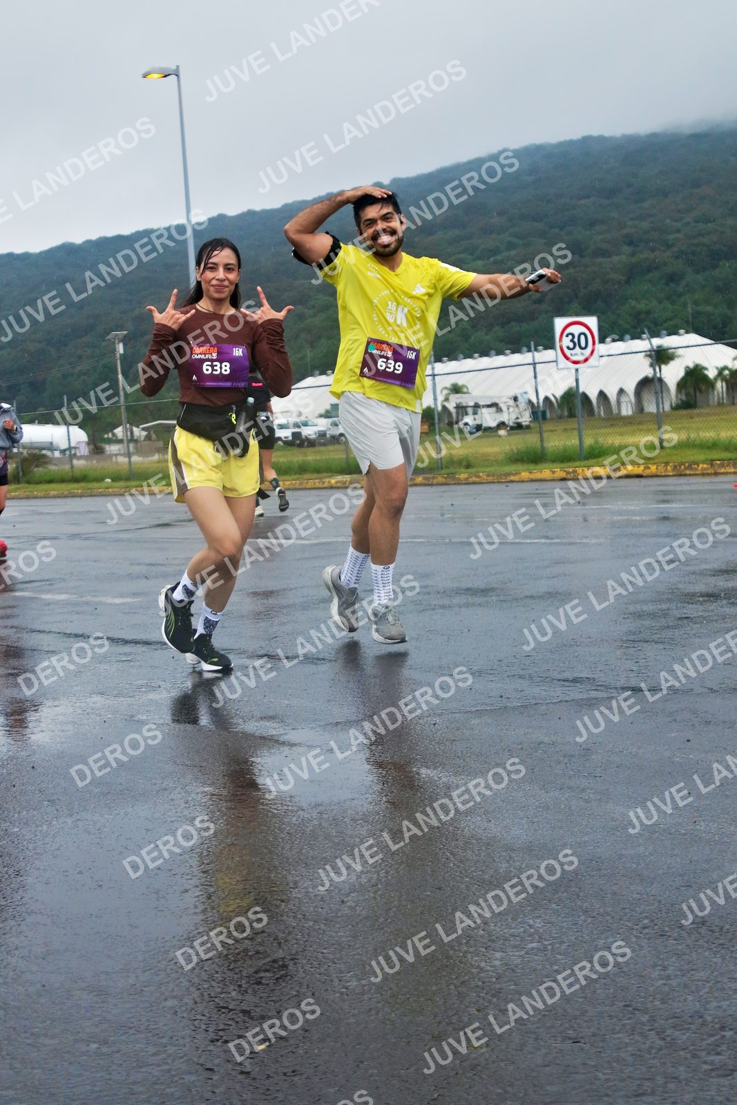 Foto de la CARRERA OMNILIFE GUADALAJARA en Estadio Akron, Zapopan a las 08:02 · dorsal 638, 30, 639