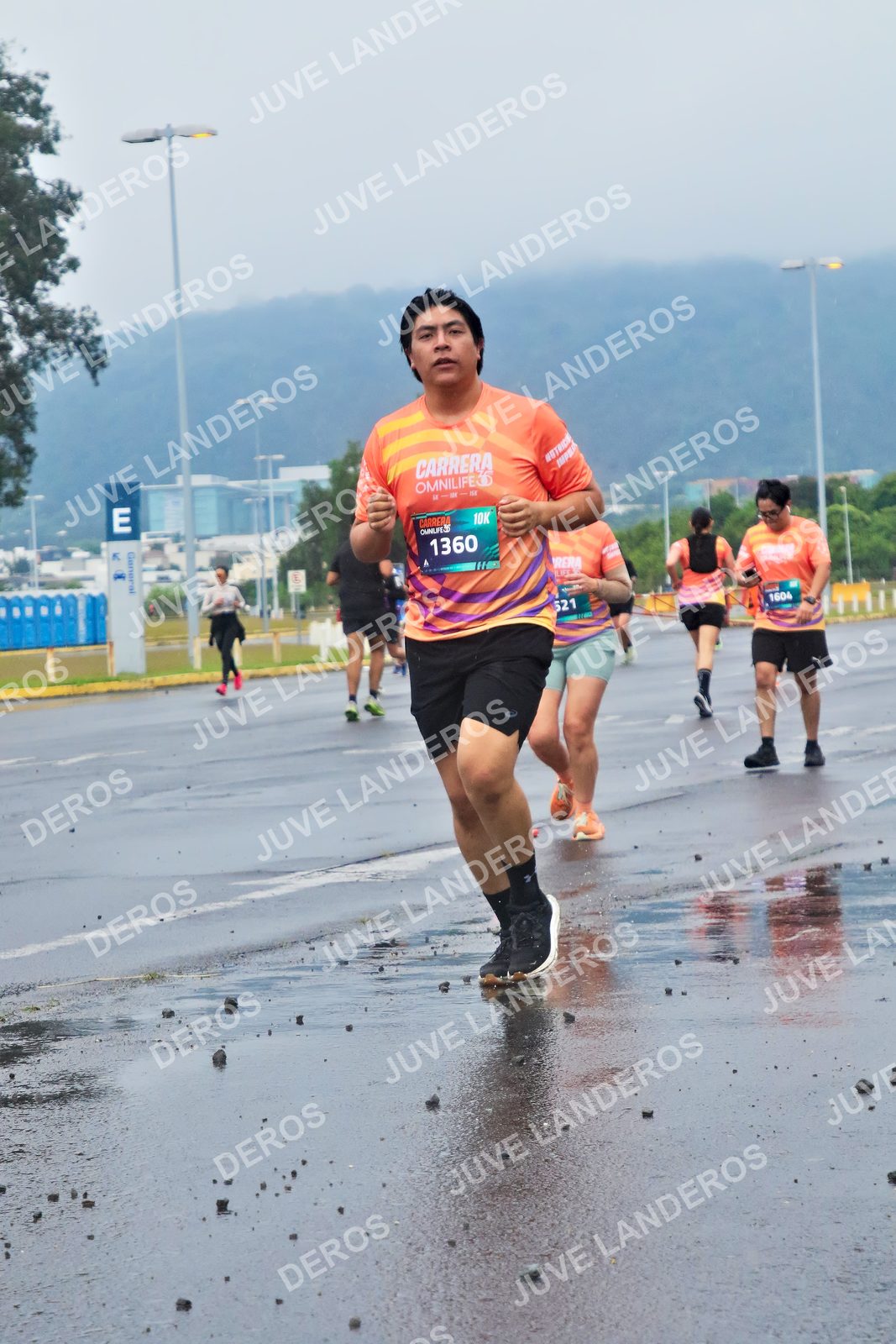 Foto de la CARRERA OMNILIFE GUADALAJARA en Estadio Akron, Zapopan a las 07:45 · dorsal 1360, 521, 1604