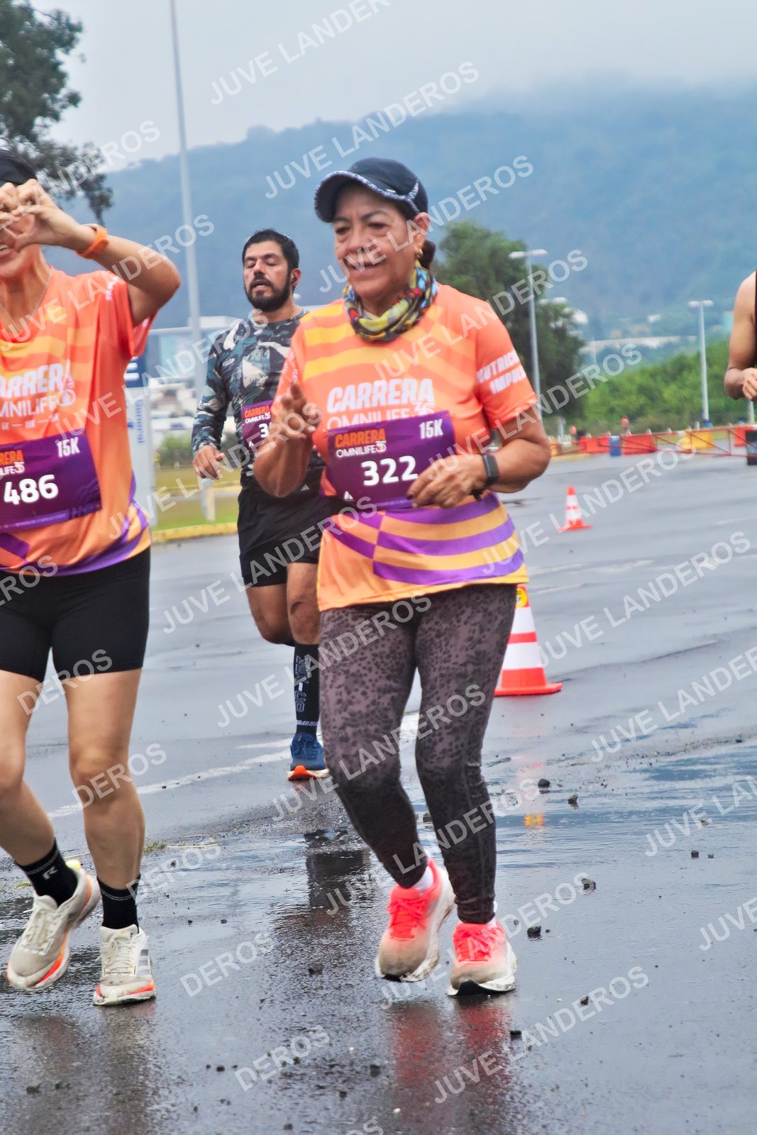Foto de la CARRERA OMNILIFE GUADALAJARA en Estadio Akron, Zapopan a las 07:37 · dorsal 322, 486