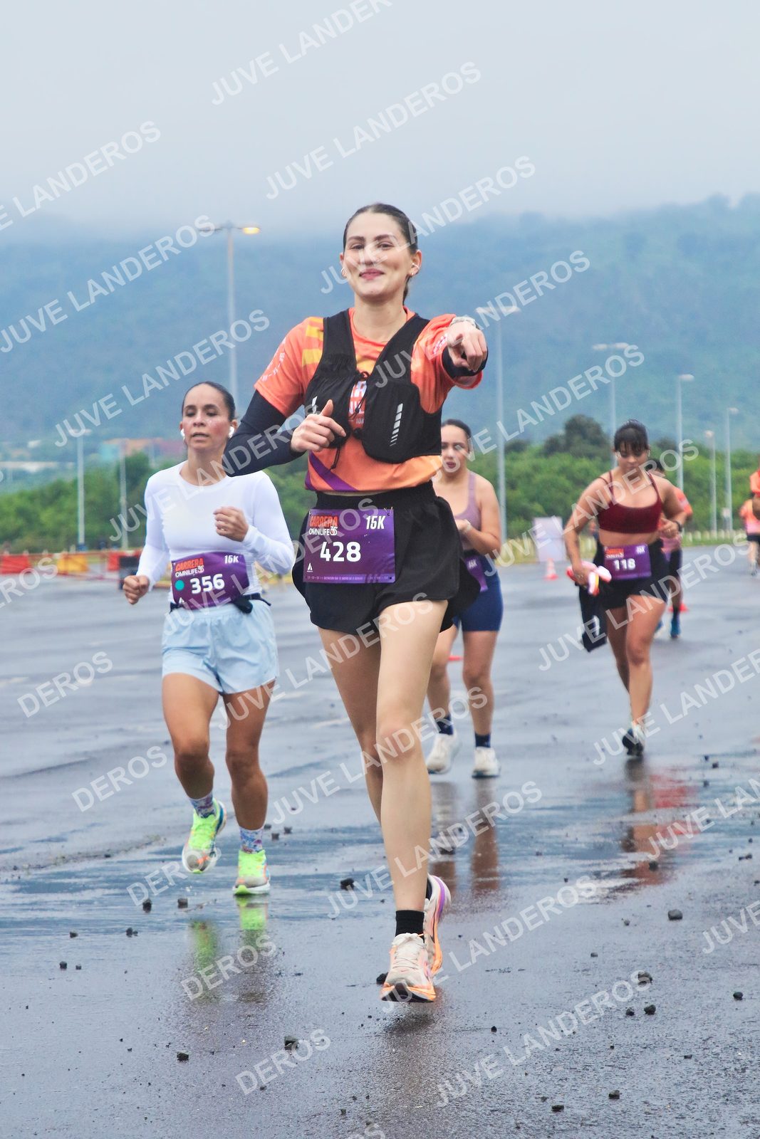 Foto de la CARRERA OMNILIFE GUADALAJARA en Estadio Akron, Zapopan a las 07:35 · dorsal 428, 356, 118