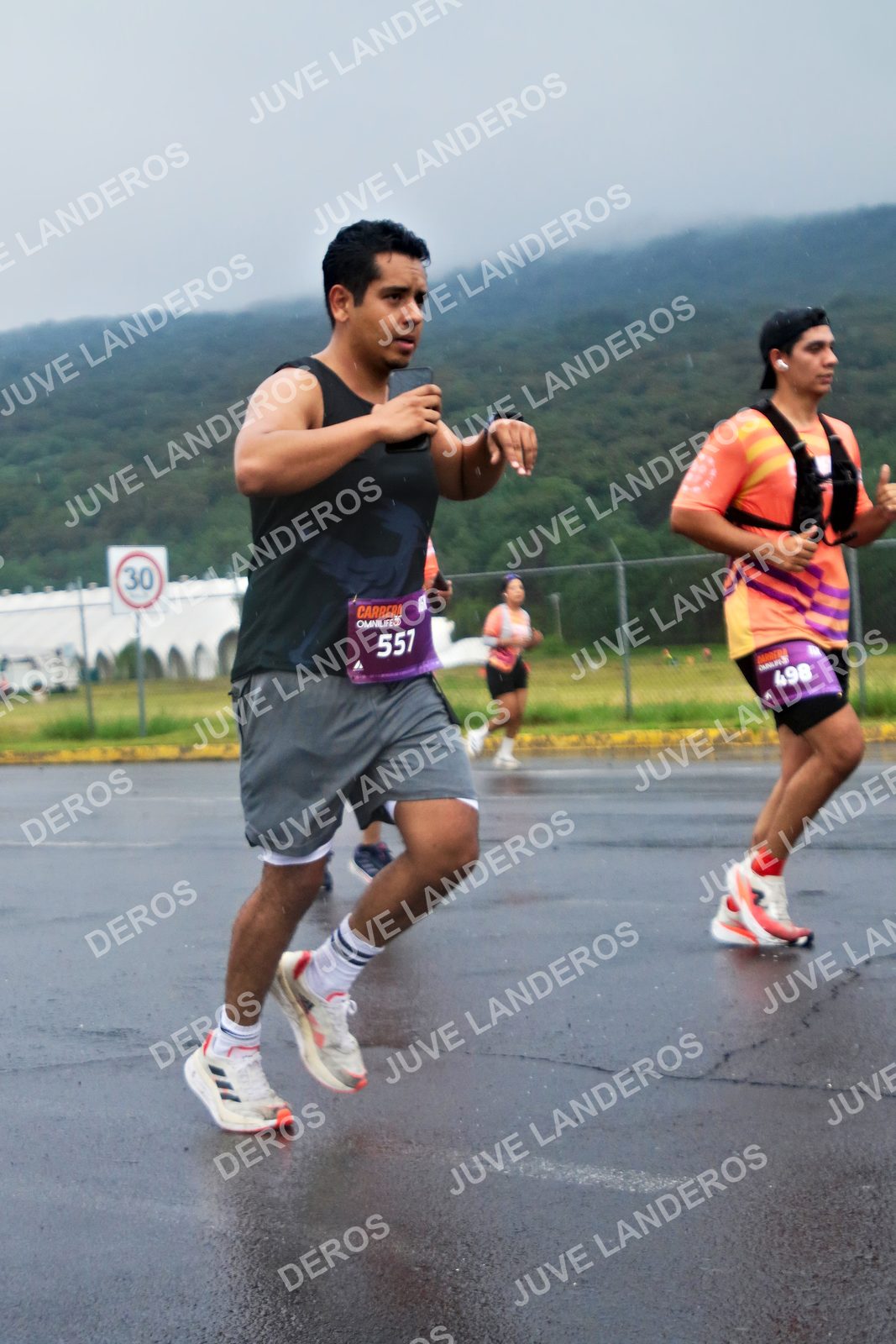 Foto de la CARRERA OMNILIFE GUADALAJARA en Estadio Akron, Zapopan a las 07:53 · dorsal 30, 557, 498