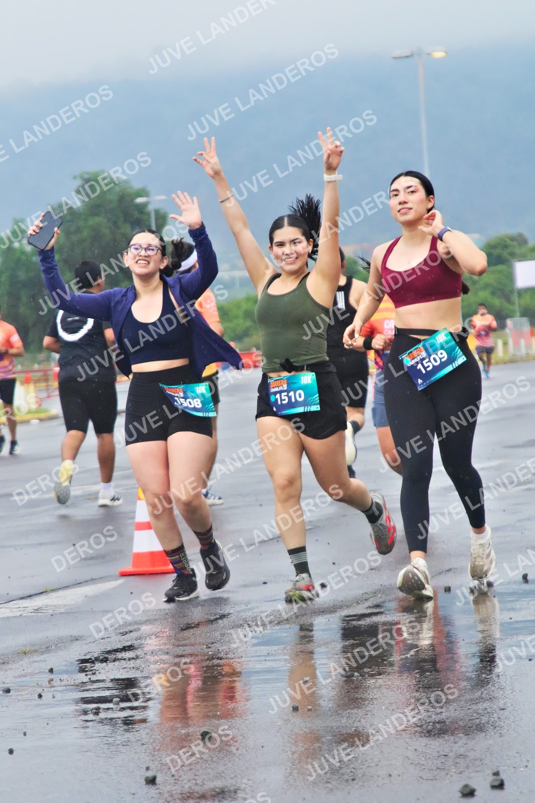Foto de la CARRERA OMNILIFE GUADALAJARA en Estadio Akron, Zapopan a las 07:47 · dorsal 1510, 1509, 1508
