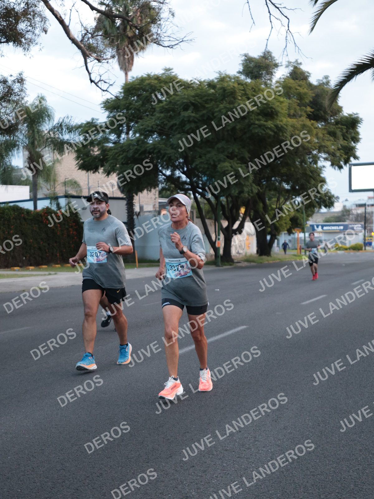 Foto del CIRCUITO DE LAS ESTACIONES OTOÑO GUADALAJARA en frente a Expo Guadalajara, Av. Mariano Otero 1499 a las 07:07 · dorsal 3375, 3207