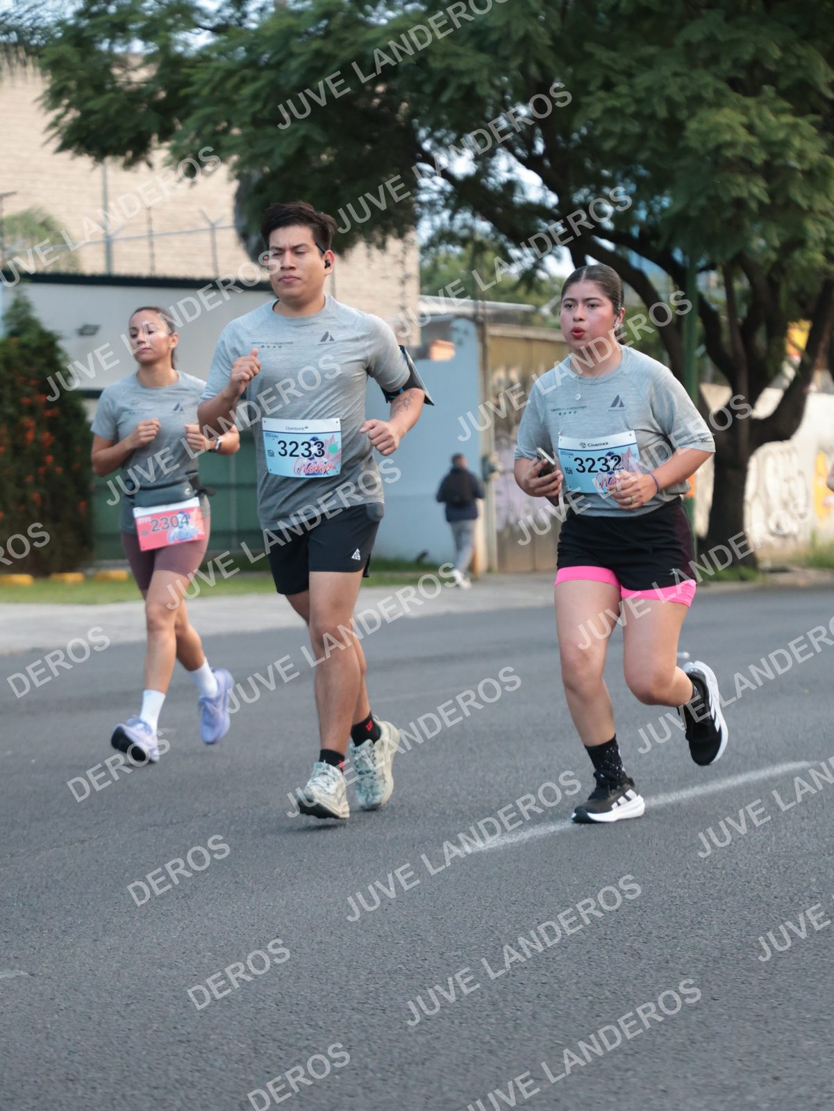 Foto del CIRCUITO DE LAS ESTACIONES OTOÑO GUADALAJARA en frente a Expo Guadalajara, Av. Mariano Otero 1499 a las 07:15 · dorsal 3233, 3232, 2304