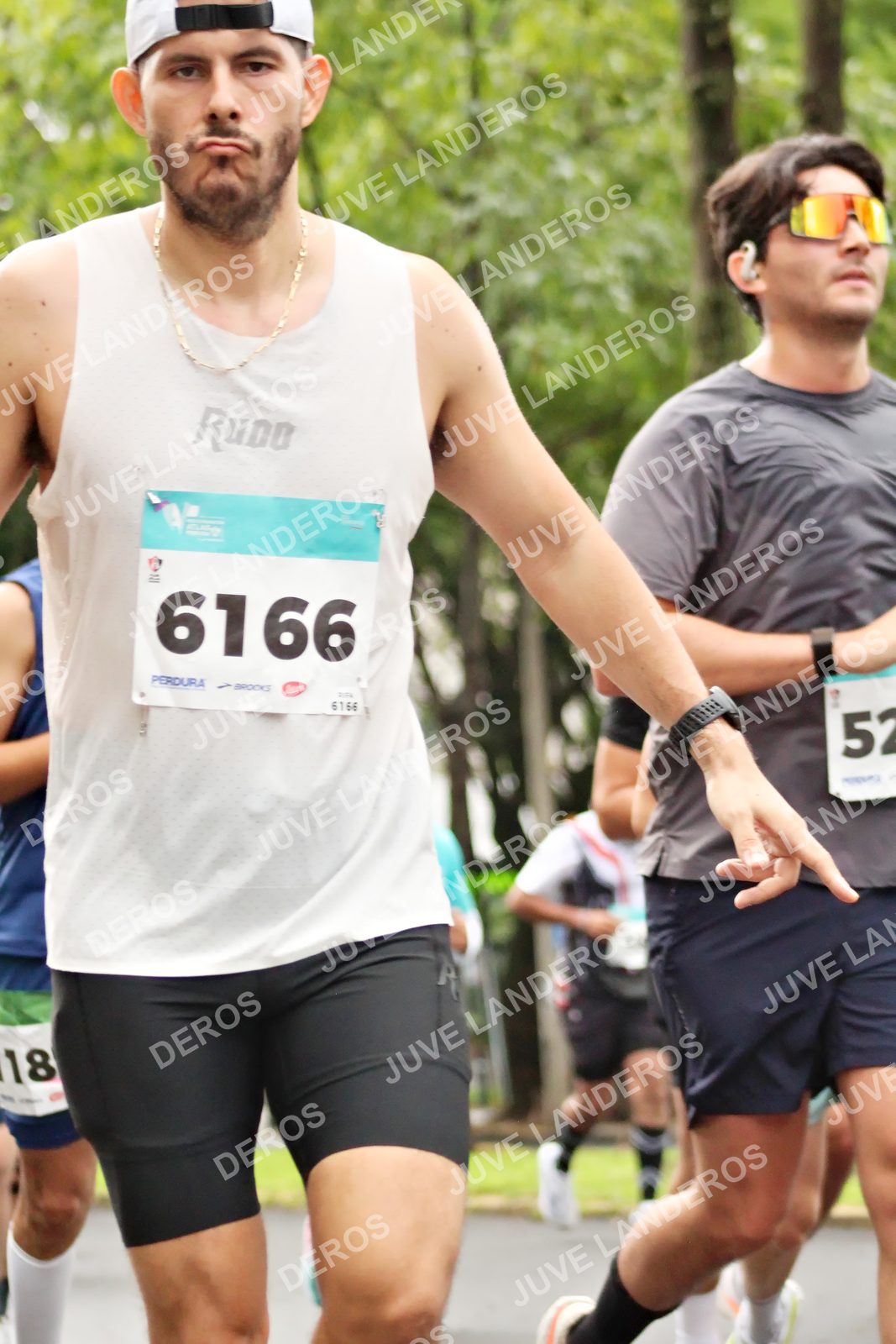 Foto del MEDIO MARATÓN ATLAS en Av. Patria, frente al Parque El Polvorín, Zapopan a las 08:32 · dorsal 6166, 18, 52