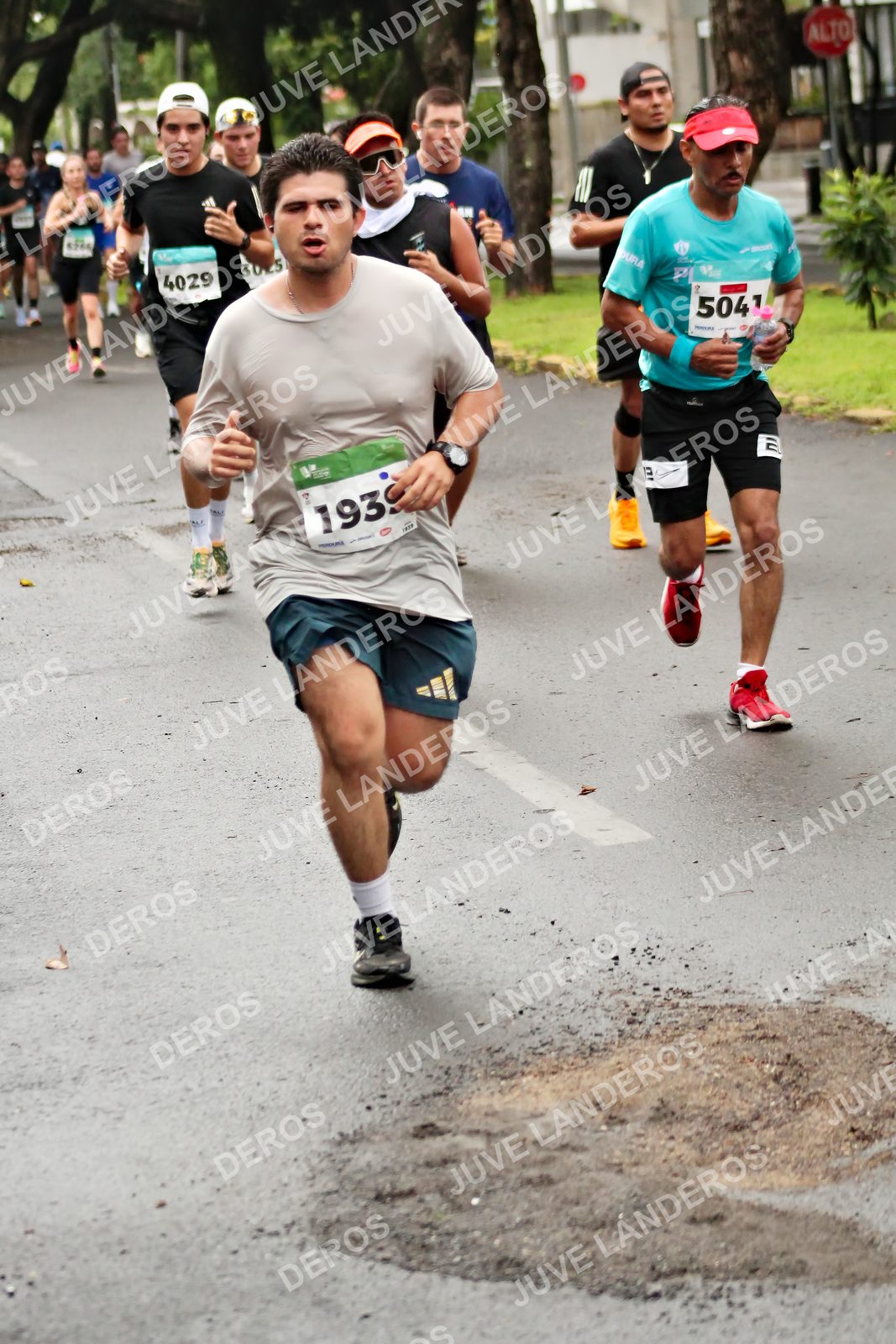 Foto del MEDIO MARATÓN ATLAS en Av. Patria, frente al Parque El Polvorín, Zapopan a las 08:19 · dorsal 4029, 5041, 3025, 193