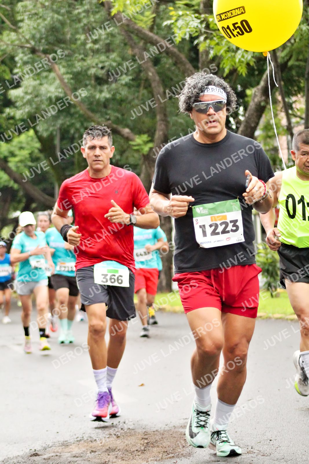 Foto del MEDIO MARATÓN ATLAS en Av. Patria, frente al Parque El Polvorín, Zapopan a las 08:16 · dorsal 366, 1223, 1