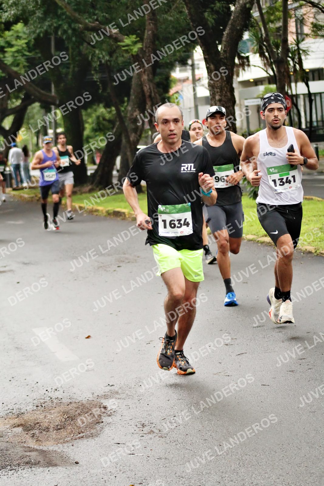 Foto del MEDIO MARATÓN ATLAS en Av. Patria, frente al Parque El Polvorín, Zapopan a las 08:12 · dorsal 1341, 1634, 4627, 0