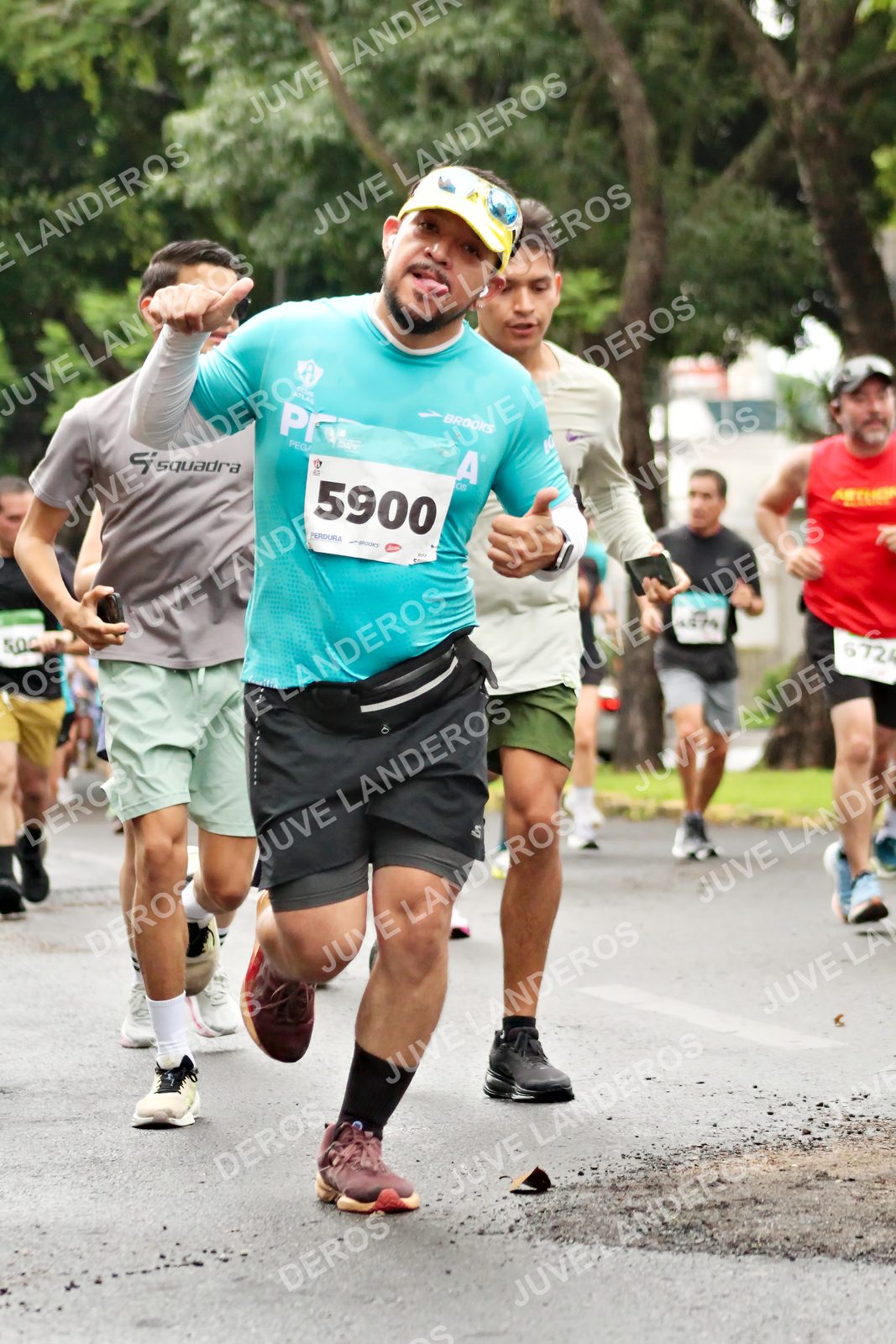 Foto del MEDIO MARATÓN ATLAS en Av. Patria, frente al Parque El Polvorín, Zapopan a las 08:24 · dorsal 5900, 6724, 500