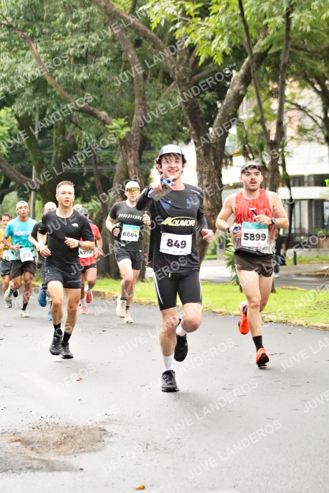Foto del MEDIO MARATÓN ATLAS en Av. Patria, frente al Parque El Polvorín, Zapopan a las 08:13 · dorsal 849, 5899, 6684, 230