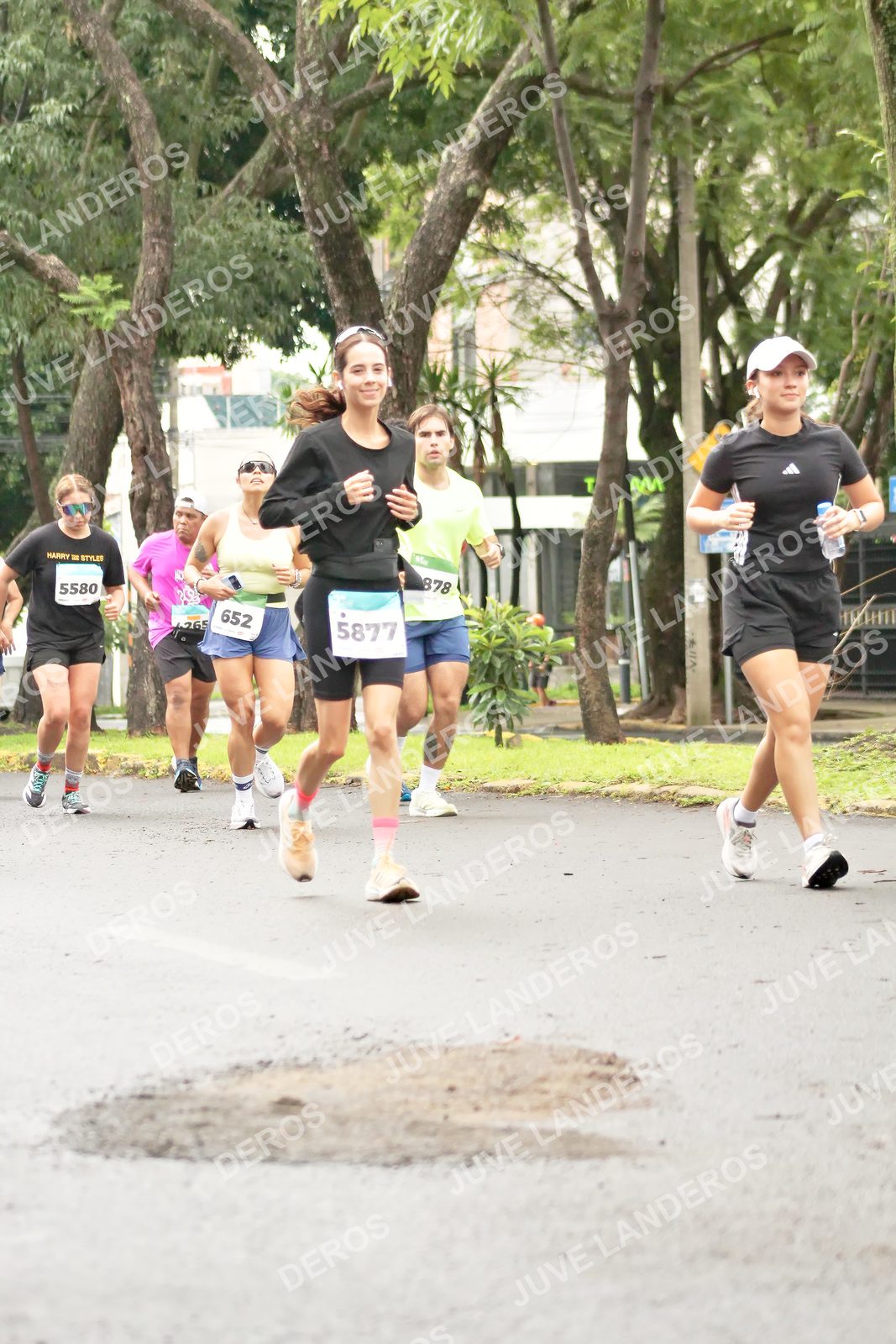 Foto del MEDIO MARATÓN ATLAS en Av. Patria, frente al Parque El Polvorín, Zapopan a las 08:46 · dorsal 5877, 5580, 652, 878