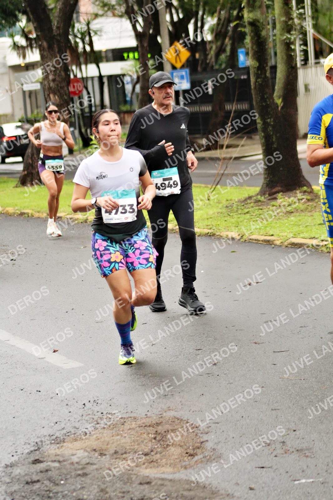 Foto del MEDIO MARATÓN ATLAS en Av. Patria, frente al Parque El Polvorín, Zapopan a las 08:20 · dorsal 4949, 4559, 4733