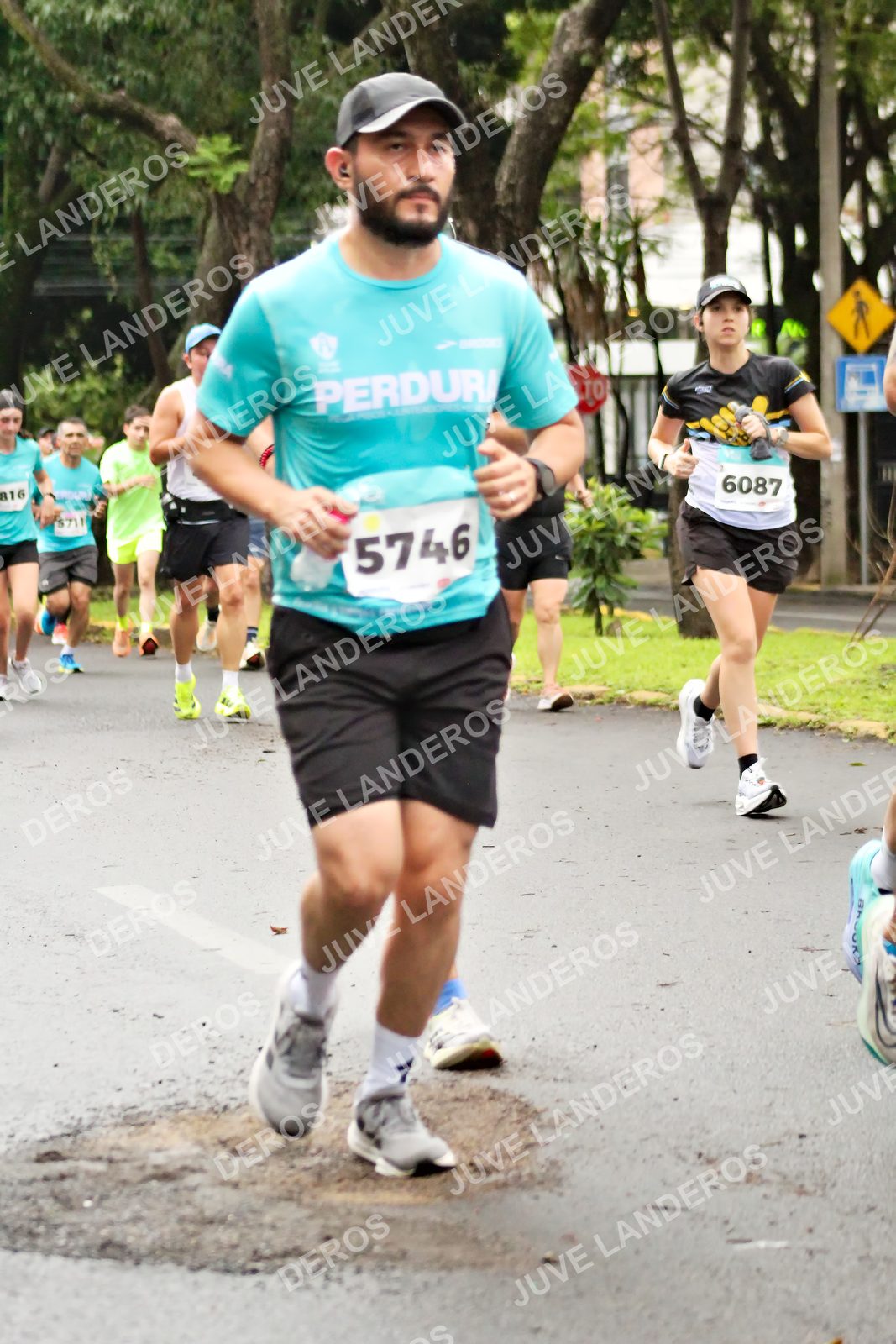 Foto del MEDIO MARATÓN ATLAS en Av. Patria, frente al Parque El Polvorín, Zapopan a las 08:19 · dorsal 5746, 6087, 816